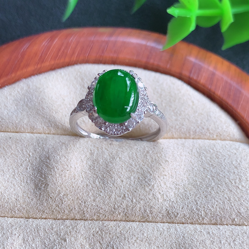 冰润满绿精美环形翡翠戒指  玉质细腻  冰清玉润  飘花灵动  颜色漂亮  W502.28   内径尺寸：17-13-7.8mm  裸石尺寸：10-8mm