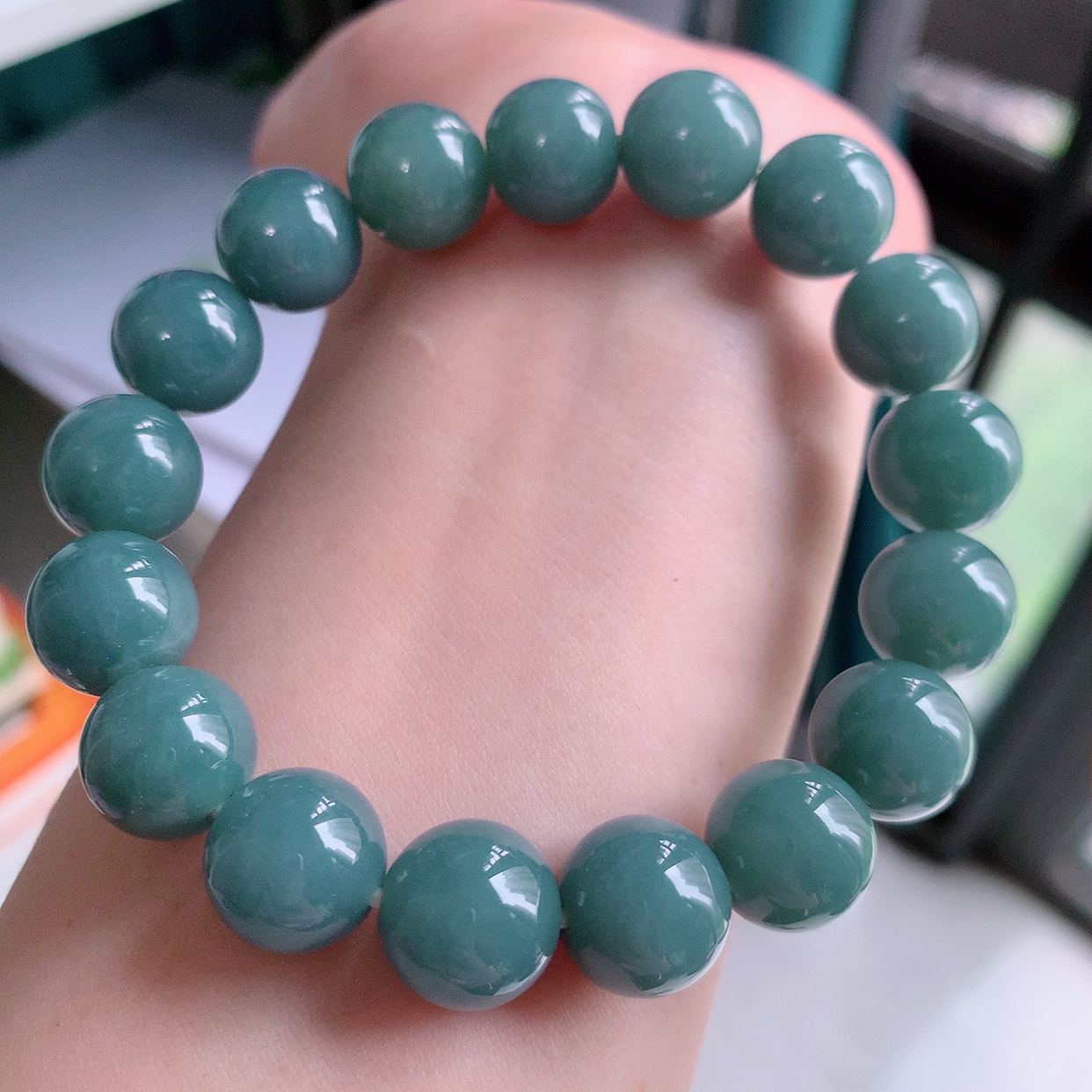 自然光实拍，冰润满色翡翠手串手链，种老水足， 冰清玉润  颜色漂亮  #001.1取一尺寸11.8