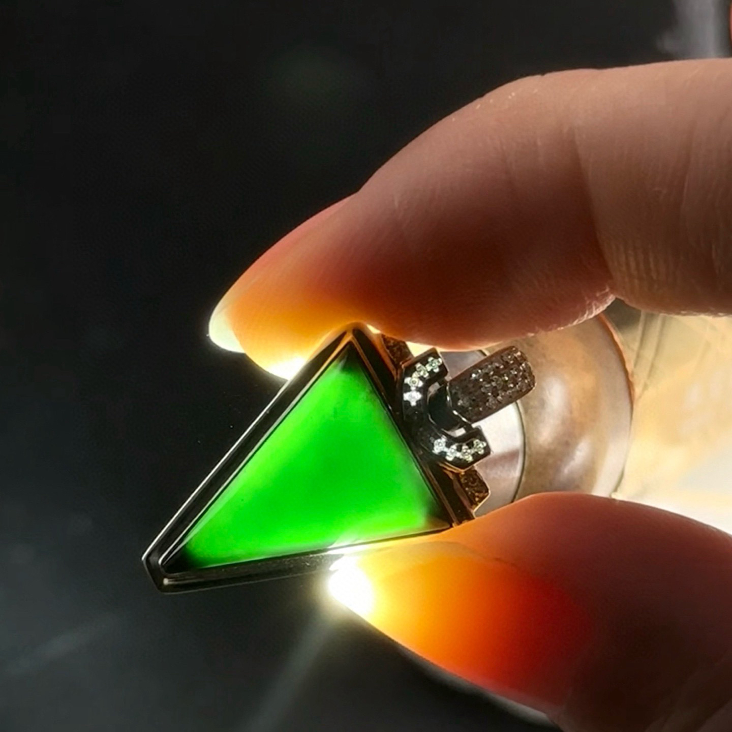 精品18k墨翠马鞍吊坠 种好色正 黑度极好 打灯通透 油性十足 尺寸25.9