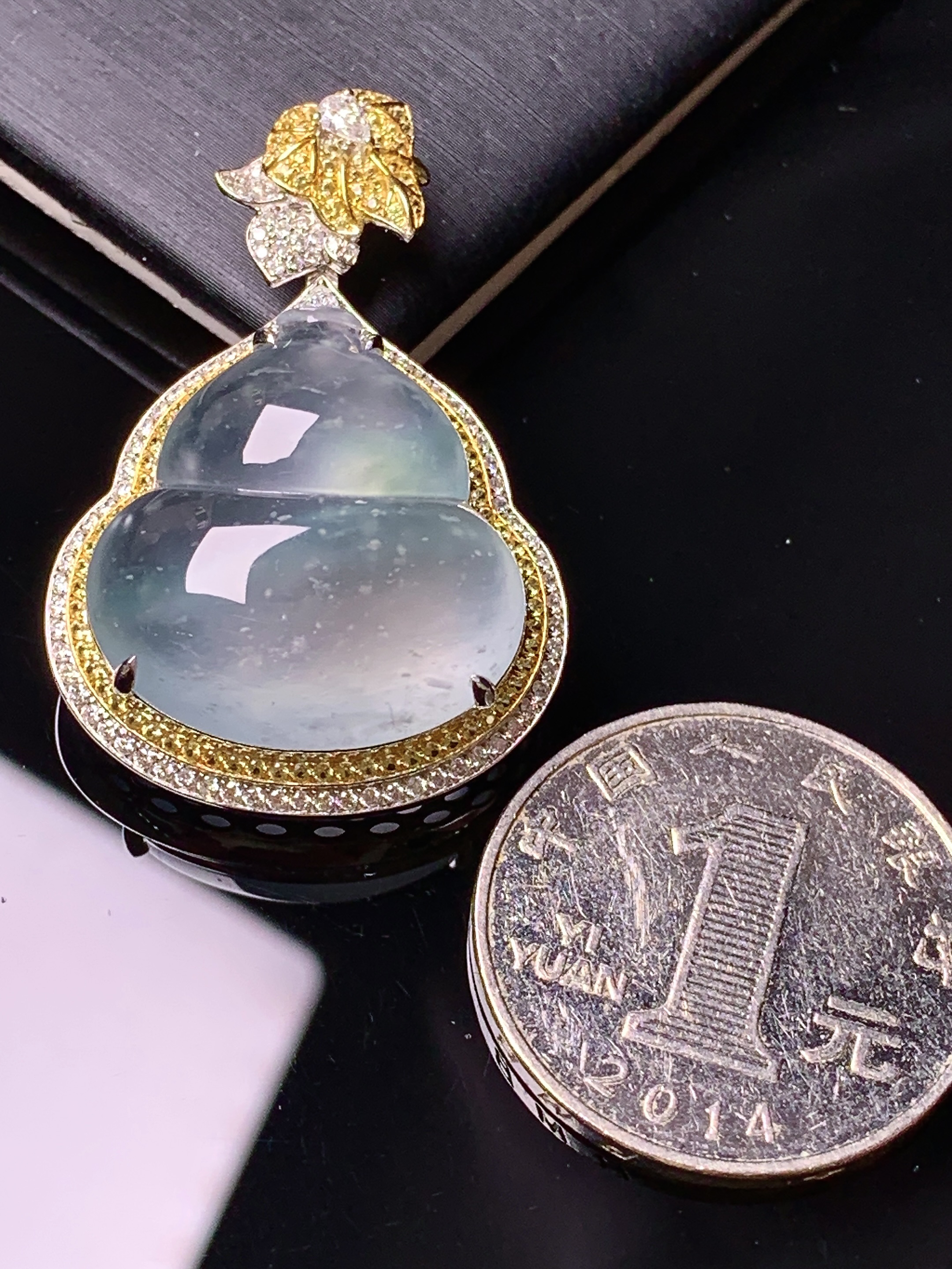 18k金钻镶嵌冰种葫芦吊坠 玉质细腻 色泽艳丽清新 水润亮眼 整体尺寸38*25.5*11.6m5