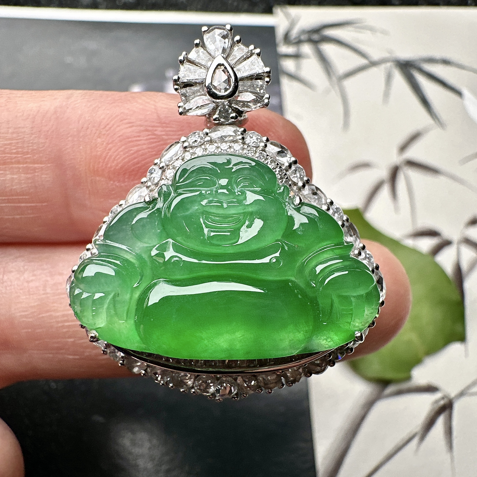 【冰种满绿佛公吊坠】种水上乘，晶莹剔透，纯净通透，莹光感很强。18k金钻镶嵌，裸石尺寸16.2*25