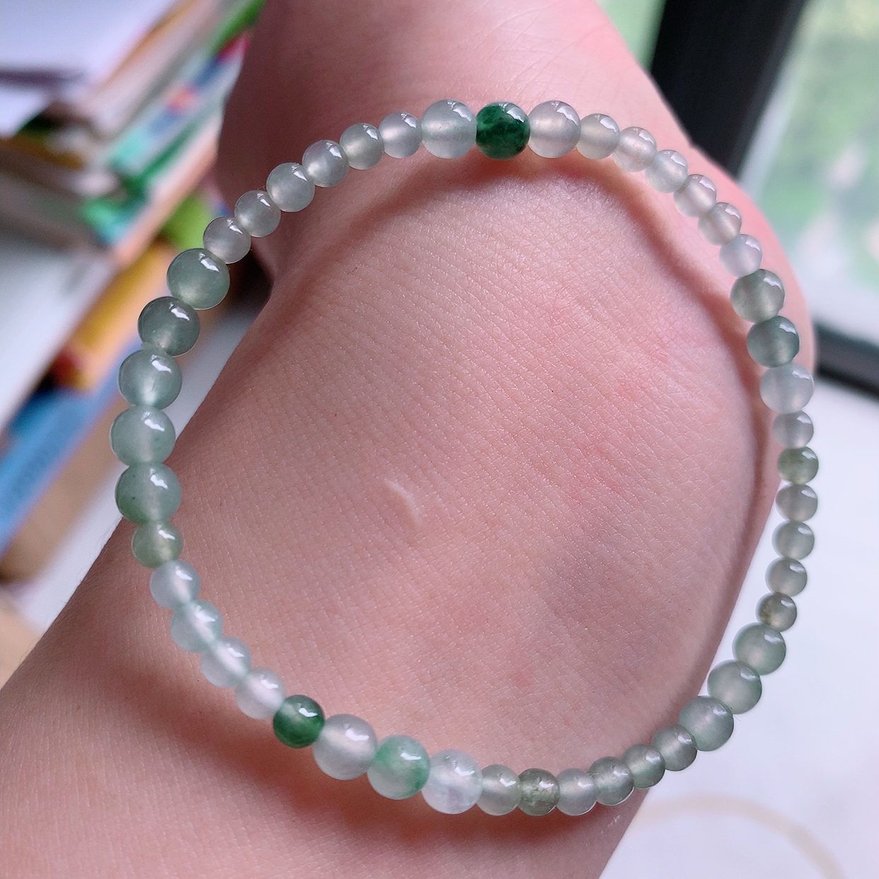 自然光实拍，冰种飘花翡翠手串手链，种老水足， 冰清玉润  颜色漂亮  #001.1取一尺寸4.5