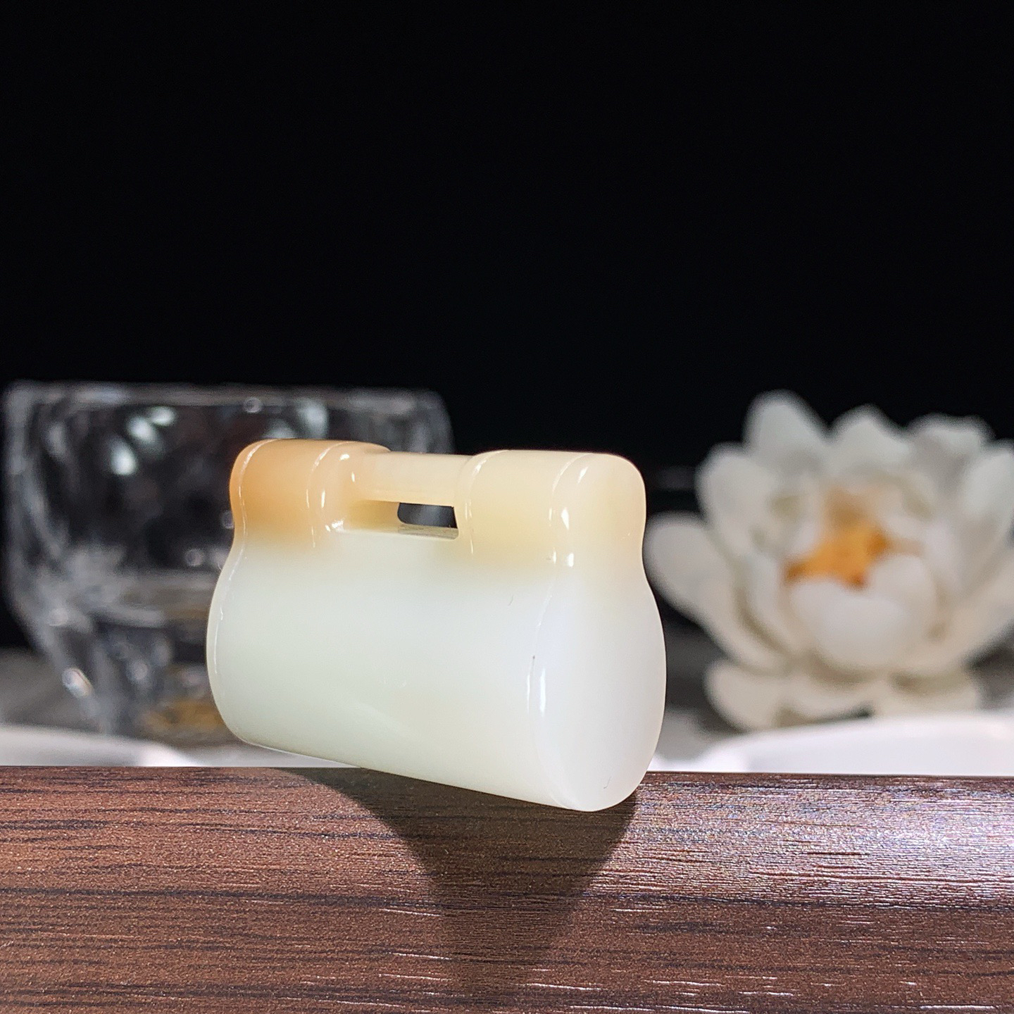 新疆和田玉且末糖宝宝锁挂件。尺寸30/11/20重15.5克 玉质细腻油润 底色纯净 脂粉好，品质好。lt260330