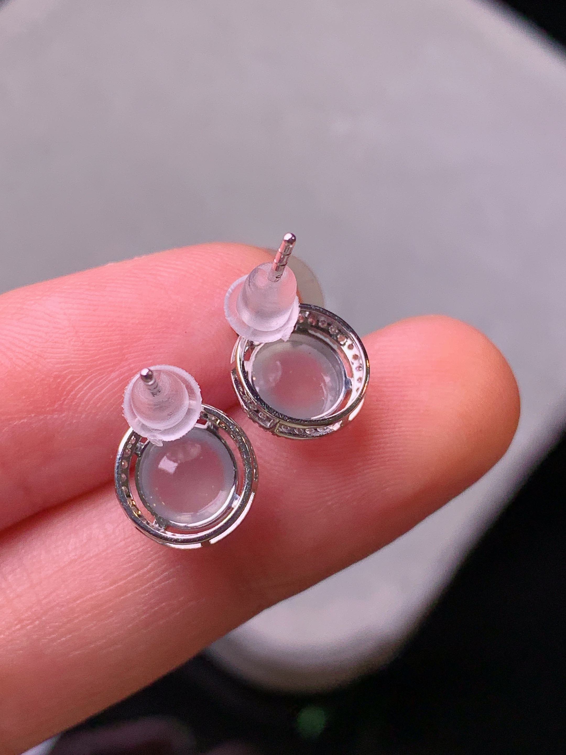 18k金钻镶嵌冰种蛋面耳钉 玉质细腻 色泽艳丽清新 水润亮眼 整体尺寸10.5*9*5.8b2