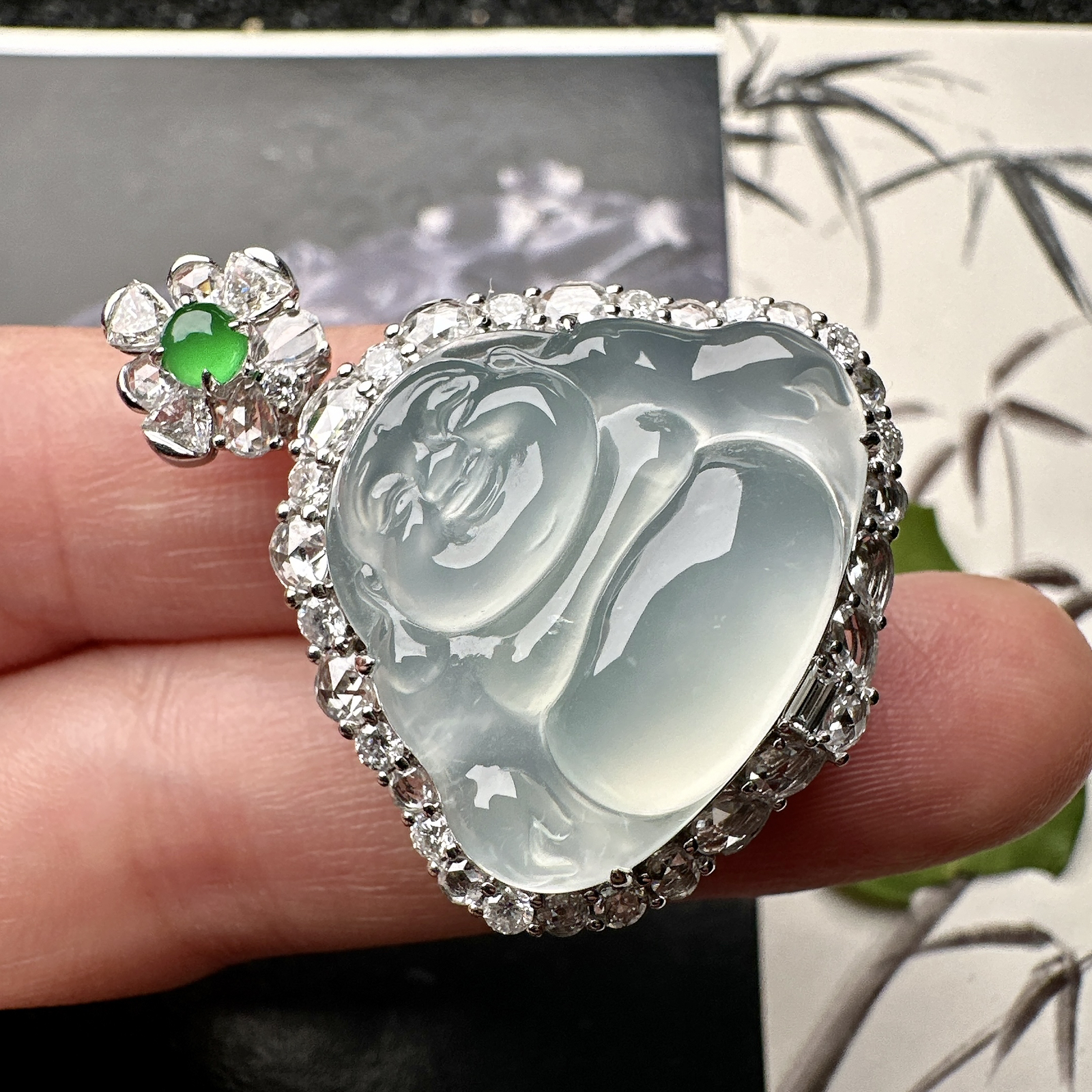 【冰种蓝底佛公吊坠】种水上乘，晶莹剔透，纯净通透，莹光感很强，18k金钻镶嵌，裸石尺寸19.8*24.2*5.8毫米