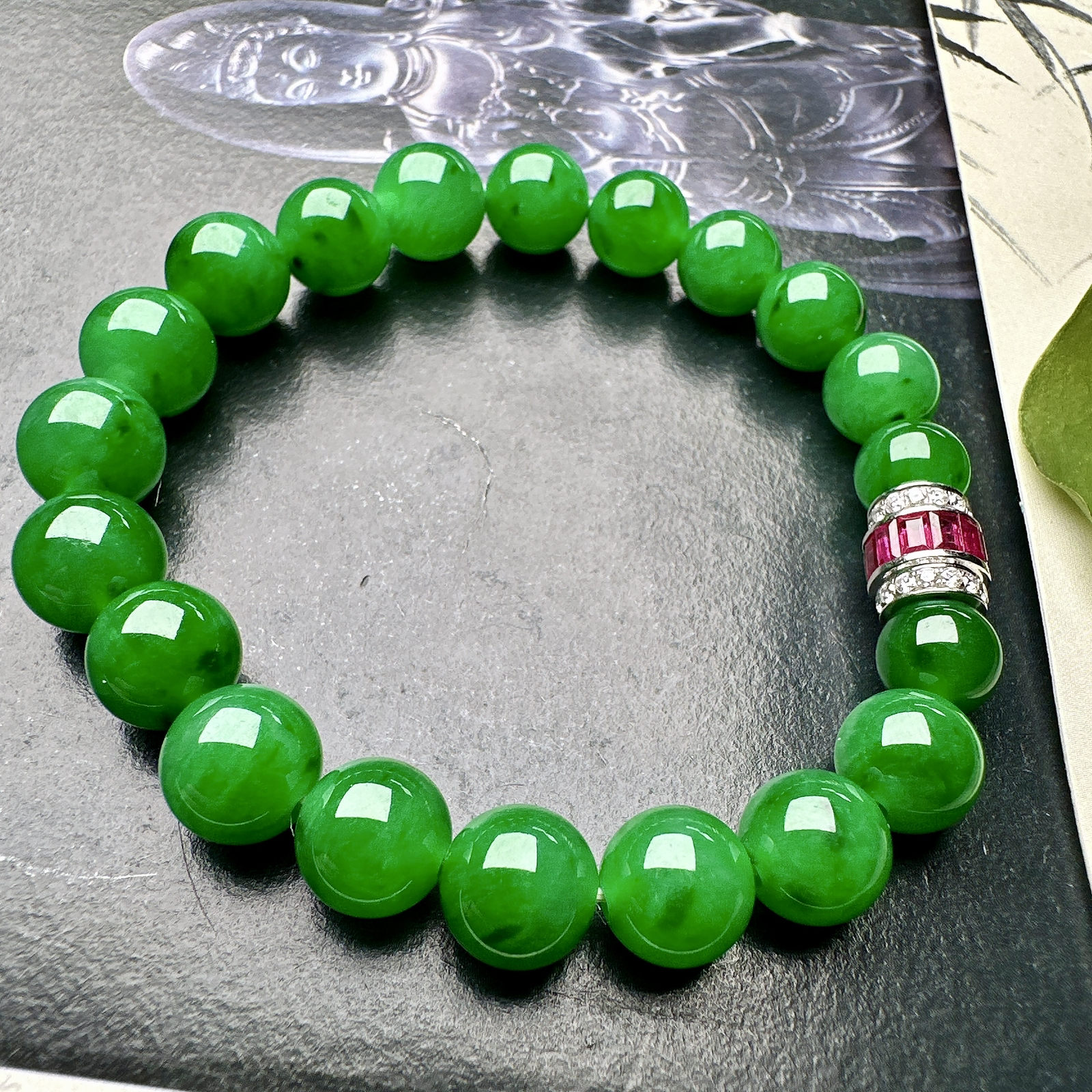 【冰种满绿圆珠手串】冰感十足，通透闪亮，颜色很艳丽，收藏品质，推荐入手。直径8.3-9.8之间