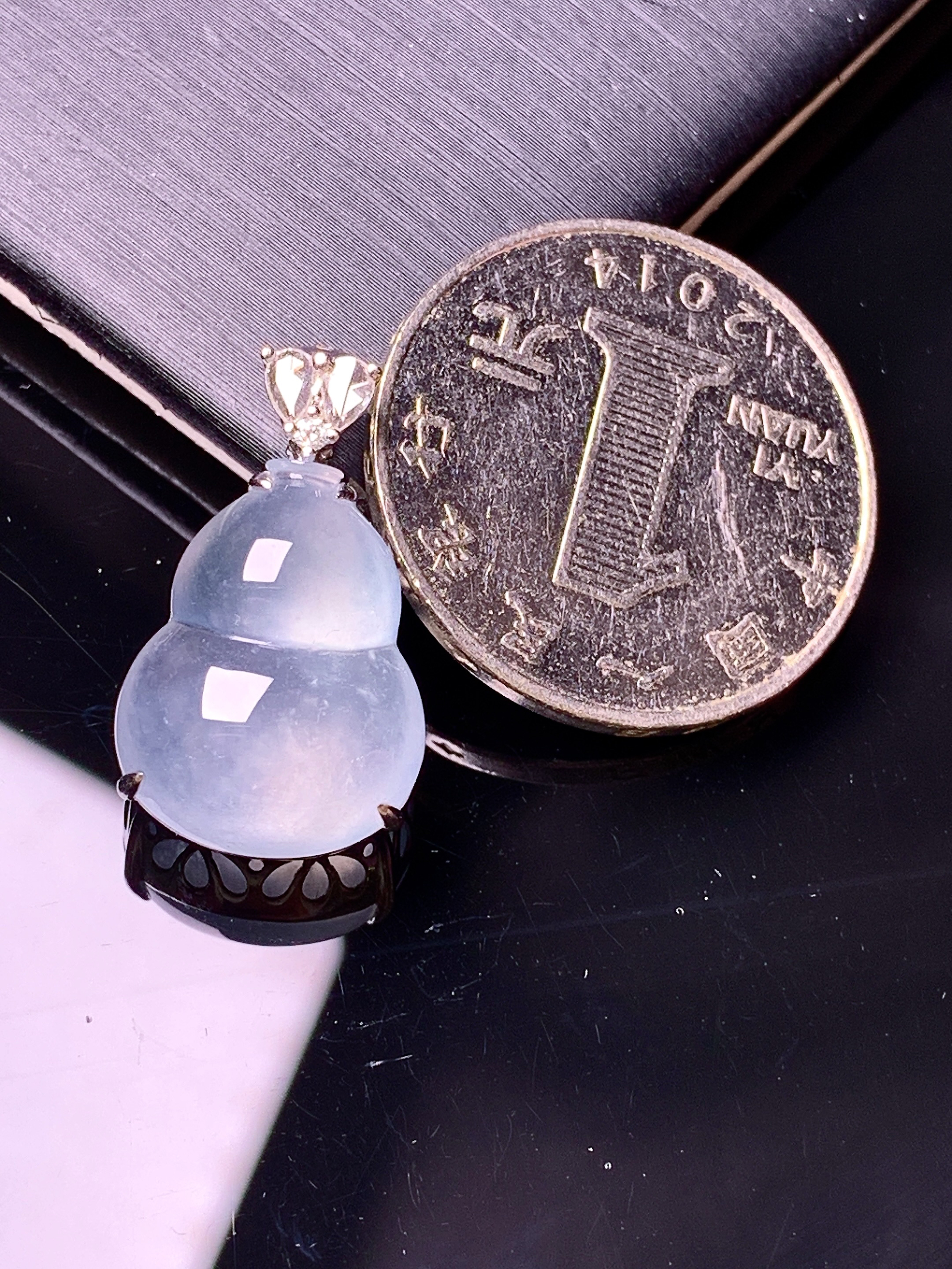 18k金钻镶嵌冰种葫芦吊坠 玉质细腻 色泽艳丽清新 水润亮眼 整体尺寸23*13.5*8.2g2