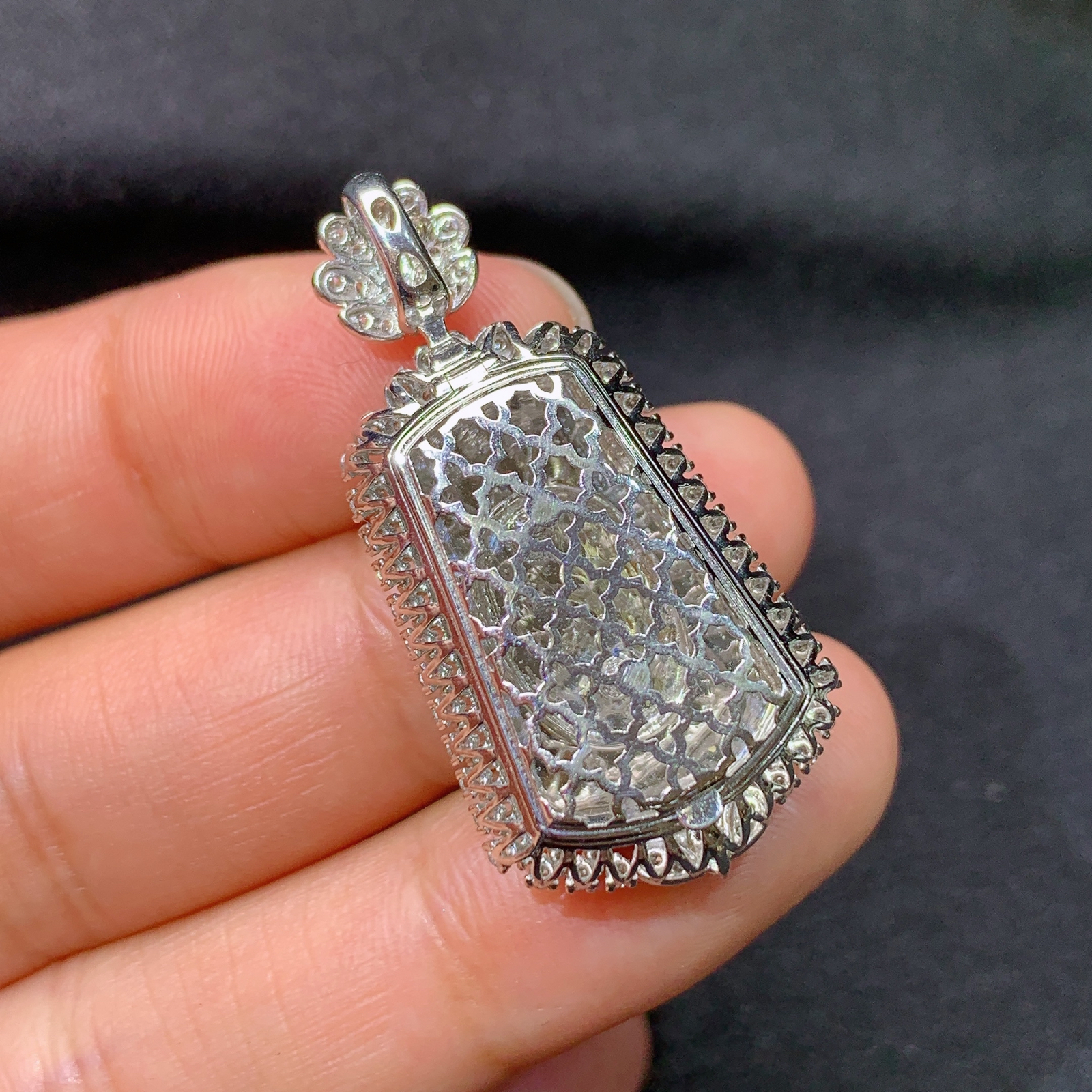 冰阳绿无事牌吊坠，18k金镶嵌，冰润色阳，种水足，Li 尺寸35.7*17.7*10.1