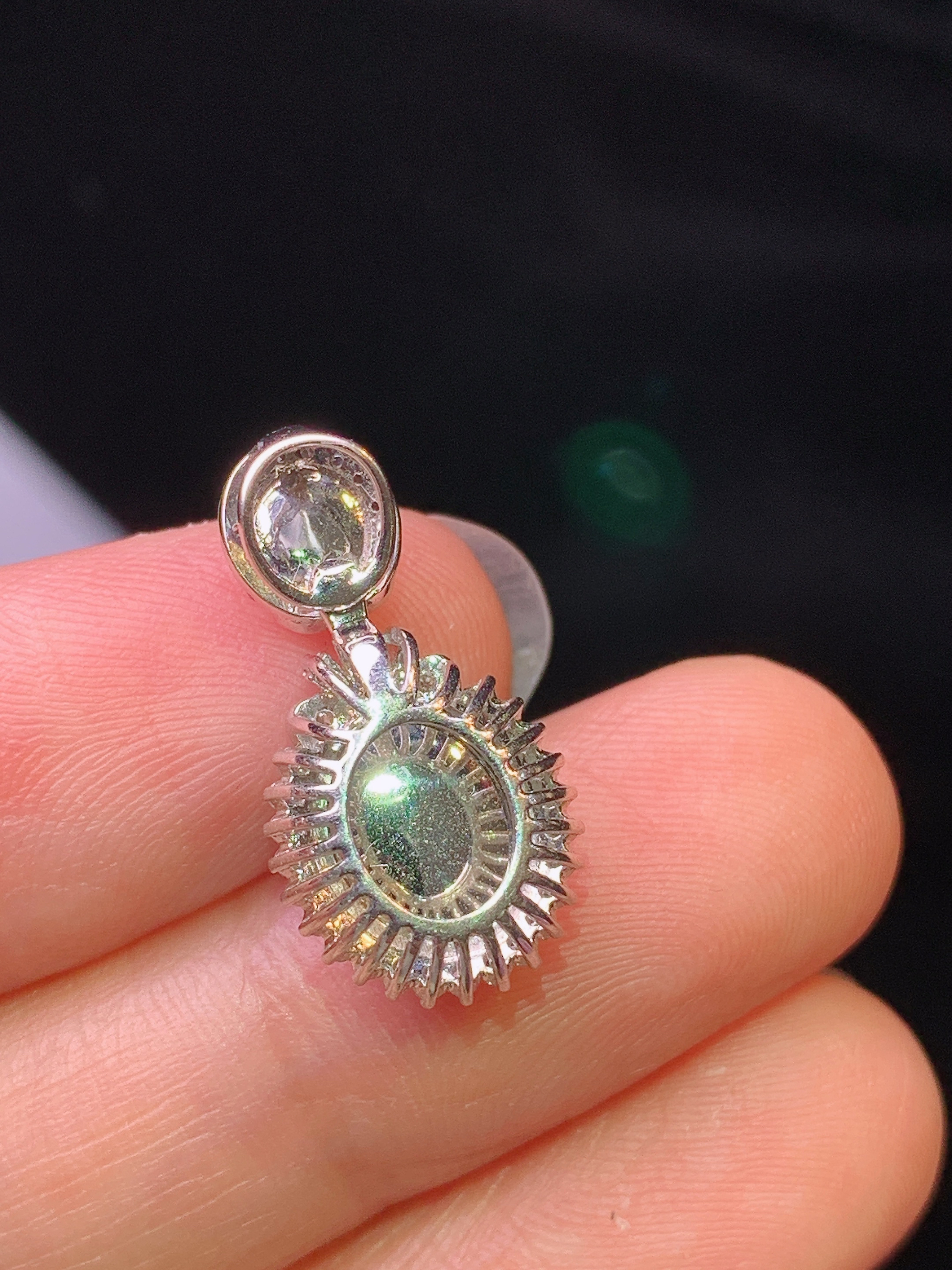 18k金钻镶嵌满绿蛋面吊坠 玉质细腻 色泽艳丽清新 水润亮眼 整体尺寸20.6*10.8*7.3b2