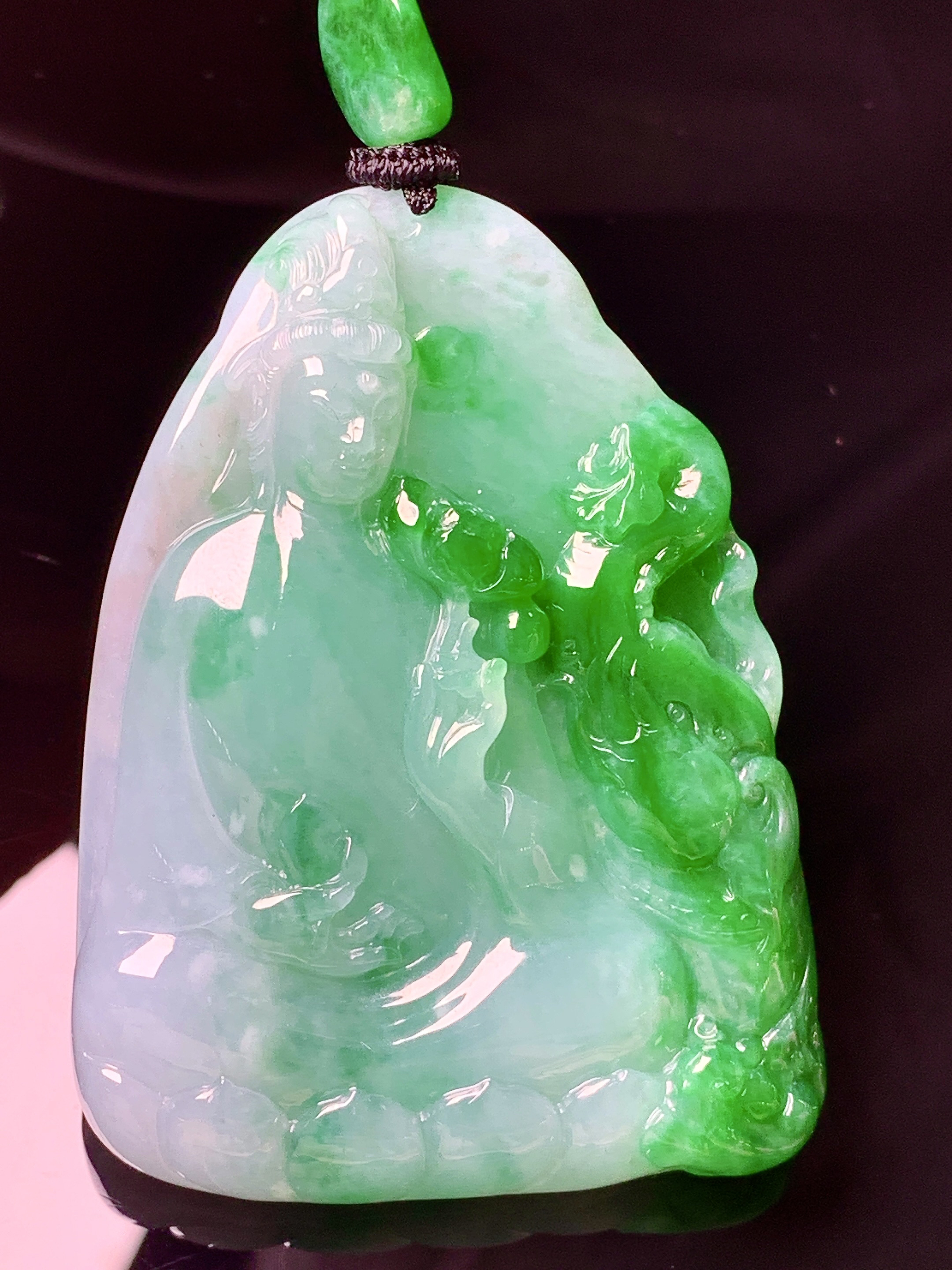 飘绿观音菩萨吊坠 玉质细腻 色泽艳丽清新 水润亮眼 整体尺寸61.5*45.8*8.2w1