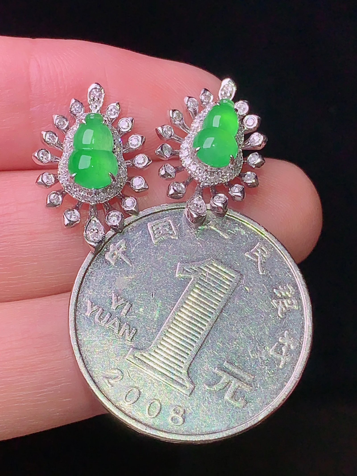 18k金钻镶嵌翠绿葫芦耳钉 玉质细腻 色泽清新艳丽 整体尺寸18.5*12.2*6