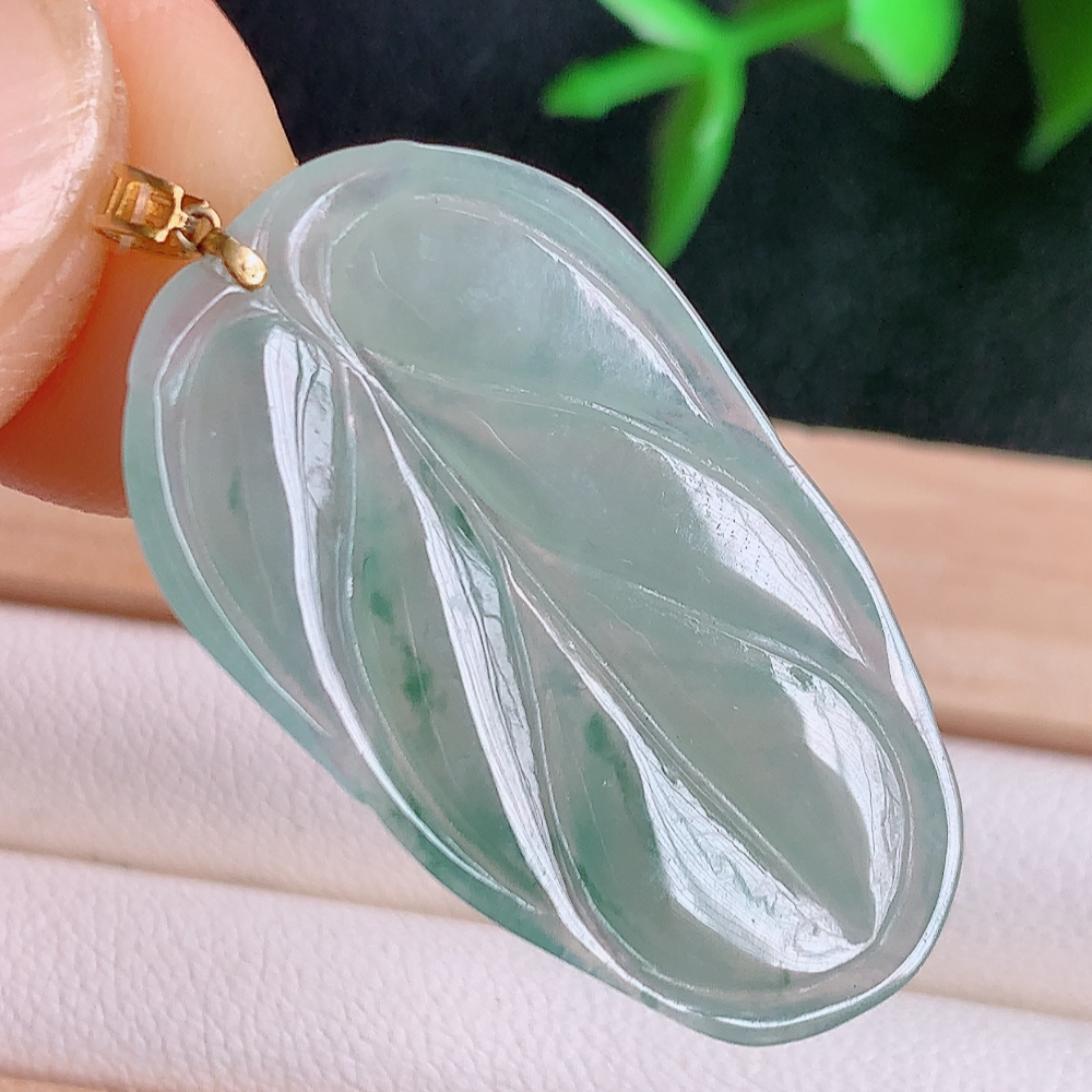 18k金扣冰润飘花金枝玉叶翡翠吊坠  老种起胶感  飘花灵动  寓意“金枝玉叶，大业有成，一夜成名”  饱满大气，水润通透。W49.28  尺寸：31-18-3.5mm