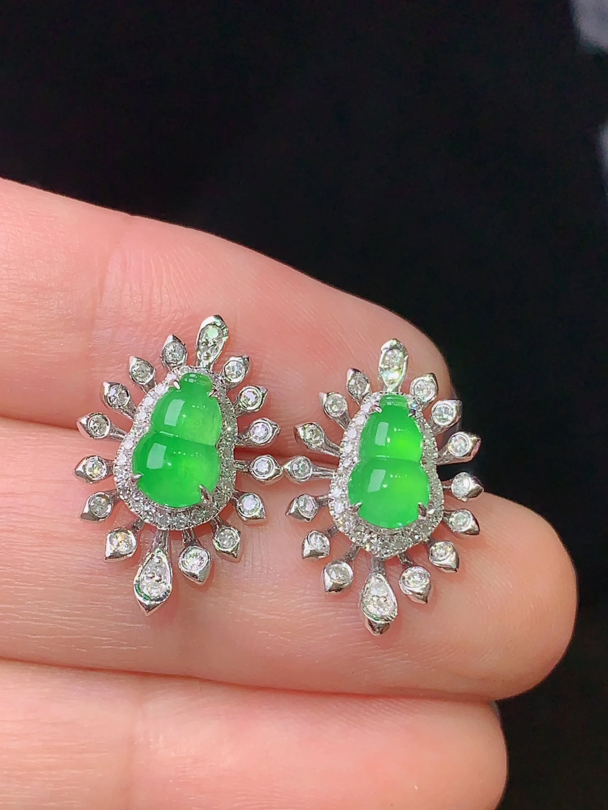 18k金钻镶嵌翠绿葫芦耳钉 玉质细腻 色泽清新艳丽 整体尺寸18.5*12.2*6