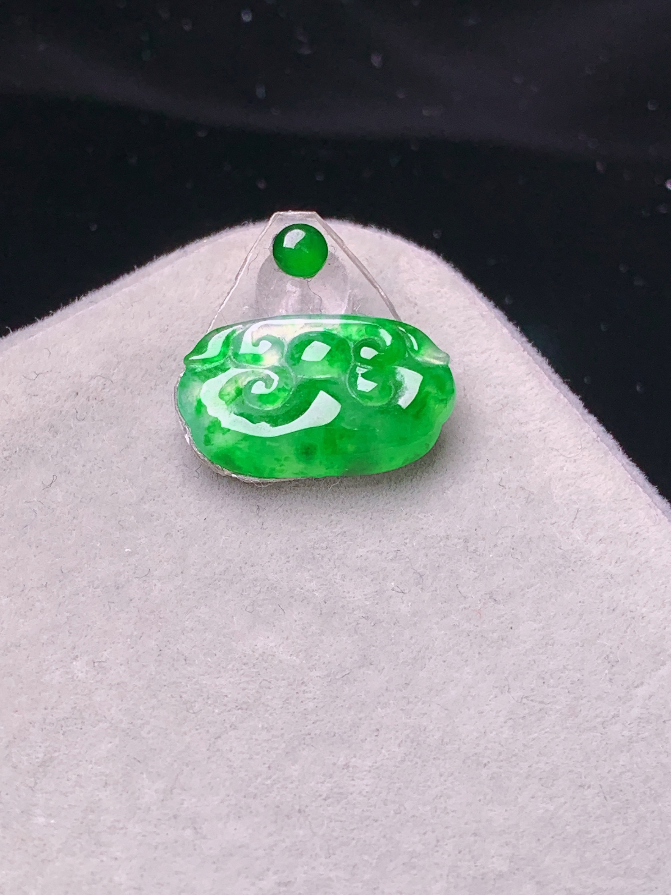 镶嵌款 翠绿如意玉质细腻 色泽艳丽清新 水润亮眼 整体尺寸8.3*14.8*2.5*2x