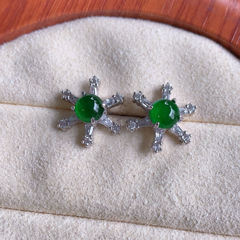 冰满绿翡翠925银镶嵌耳钉，自然光实拍，翠色灵动，颜色漂亮，种老水足，品相佳，佩戴佳品！W502.2