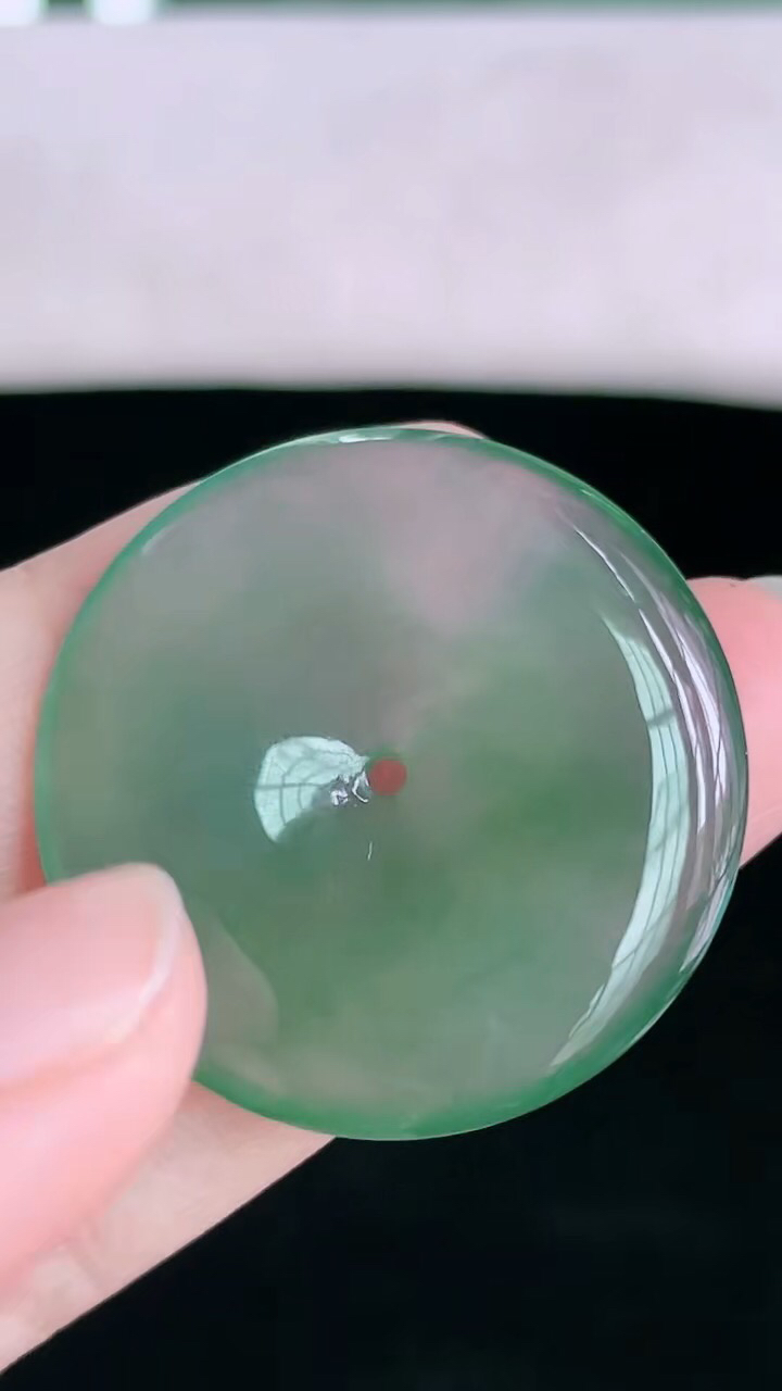 【翡翠名称】老坑种冰晴绿大平安扣吊坠
【翡翠尺寸】直径厚度30.8/4.8mm
【翡翠描述】宝贝种老水足，玉质细腻，色泽靓丽，性价比高，佩戴效果好！
【其它赠送】权威证书/精美挂绳盒子/支持全国复检