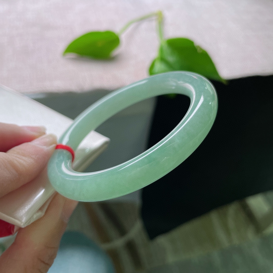 55.3/9.3果绿圆条，水润细腻，清新简约，秀丽倾心