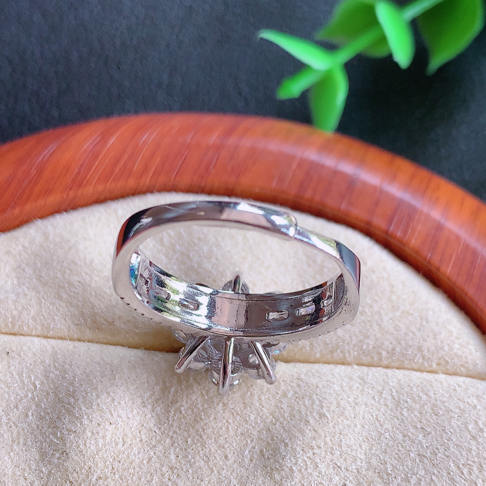 冰润满绿精美环形翡翠戒指  玉质细腻  冰清玉润  飘花灵动  颜色漂亮  W815.28   内径尺寸：18.5-13-8.4mm  裸石尺寸：5.8mm