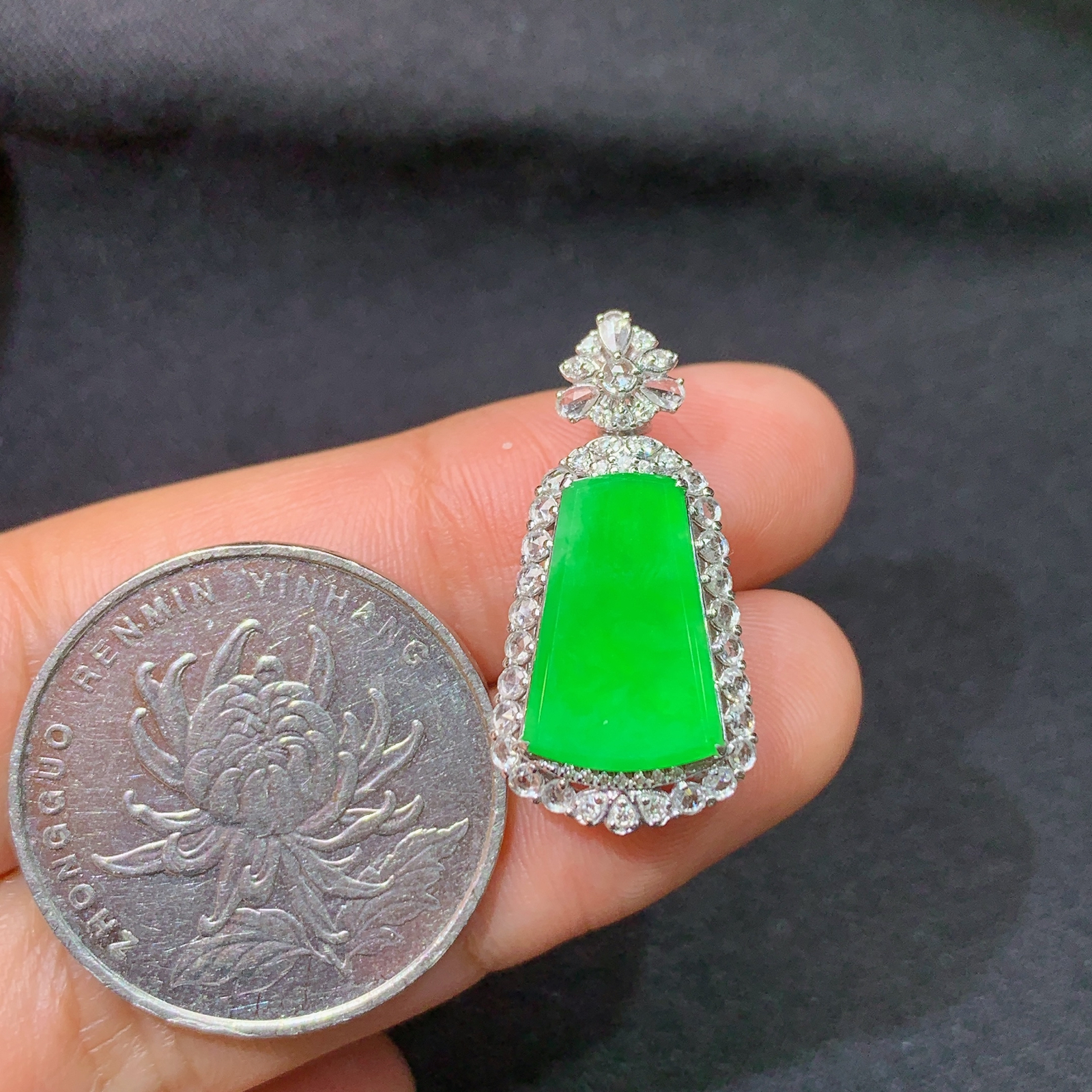 冰阳绿无事牌吊坠，18k金镶嵌，冰润色阳，种老水足，Ych 尺寸25.3*12.6*7.3