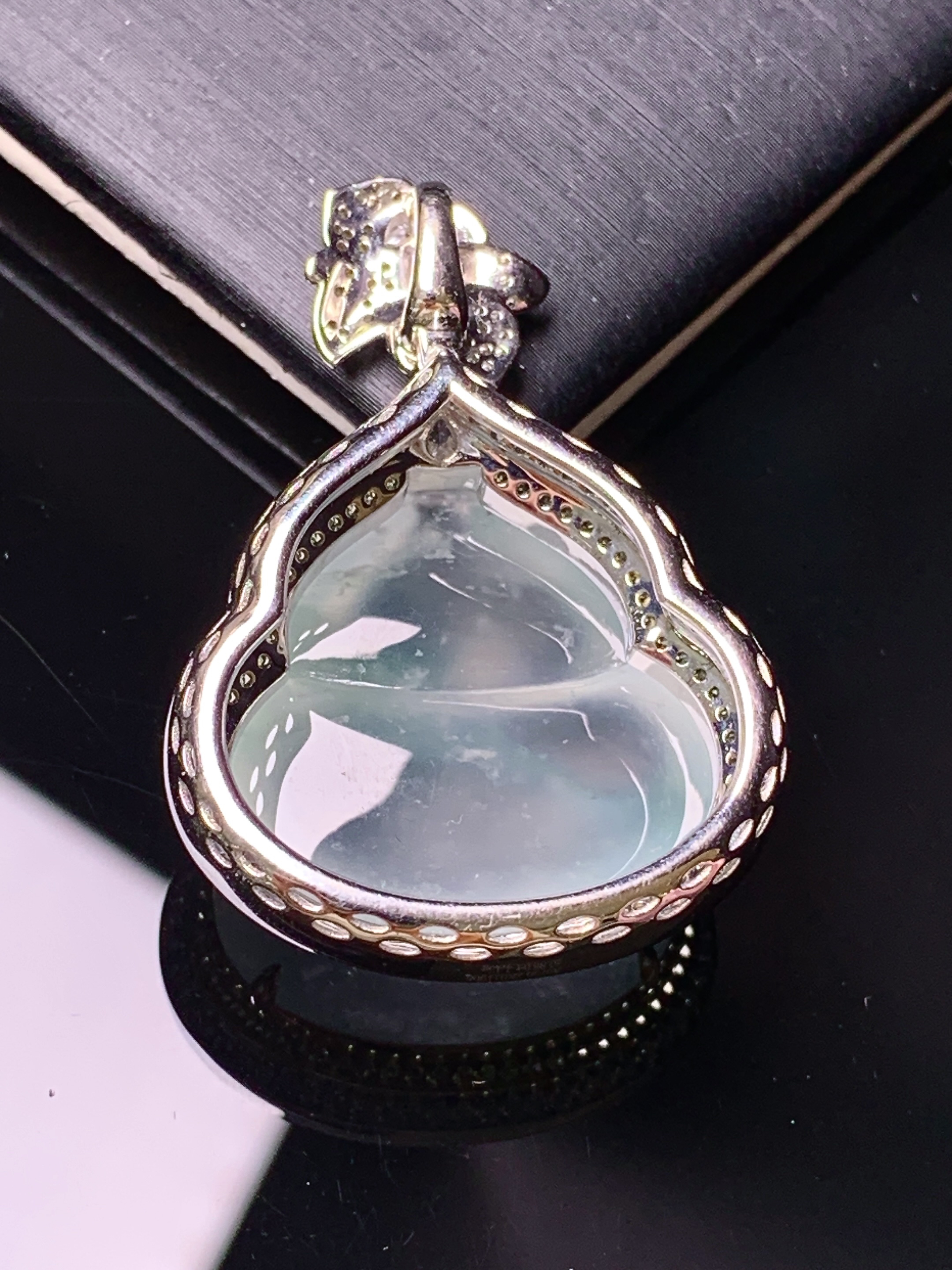 18k金钻镶嵌冰种葫芦吊坠 玉质细腻 色泽艳丽清新 水润亮眼 整体尺寸38*25.5*11.6m5