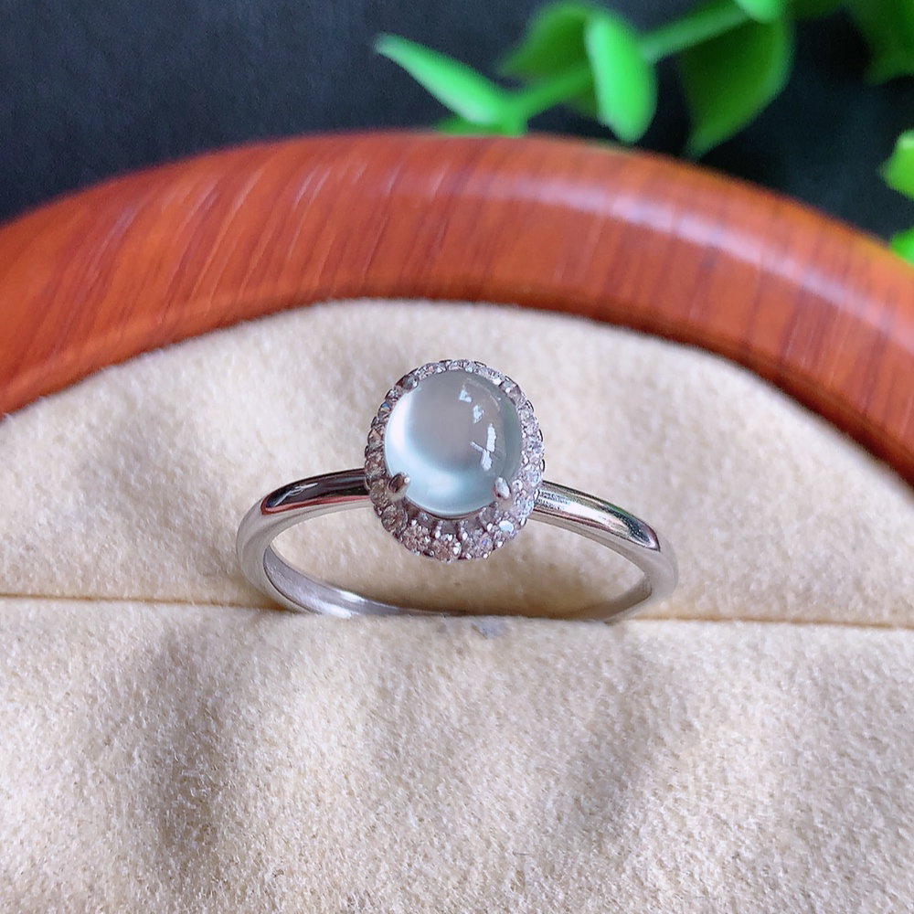 高冰精美环形翡翠戒指  玉质细腻  冰清玉润  飘花灵动  颜色漂亮  W815.28   内径尺寸：19.5-9.4-8.2mm  裸石尺寸：6.8-5.8mm