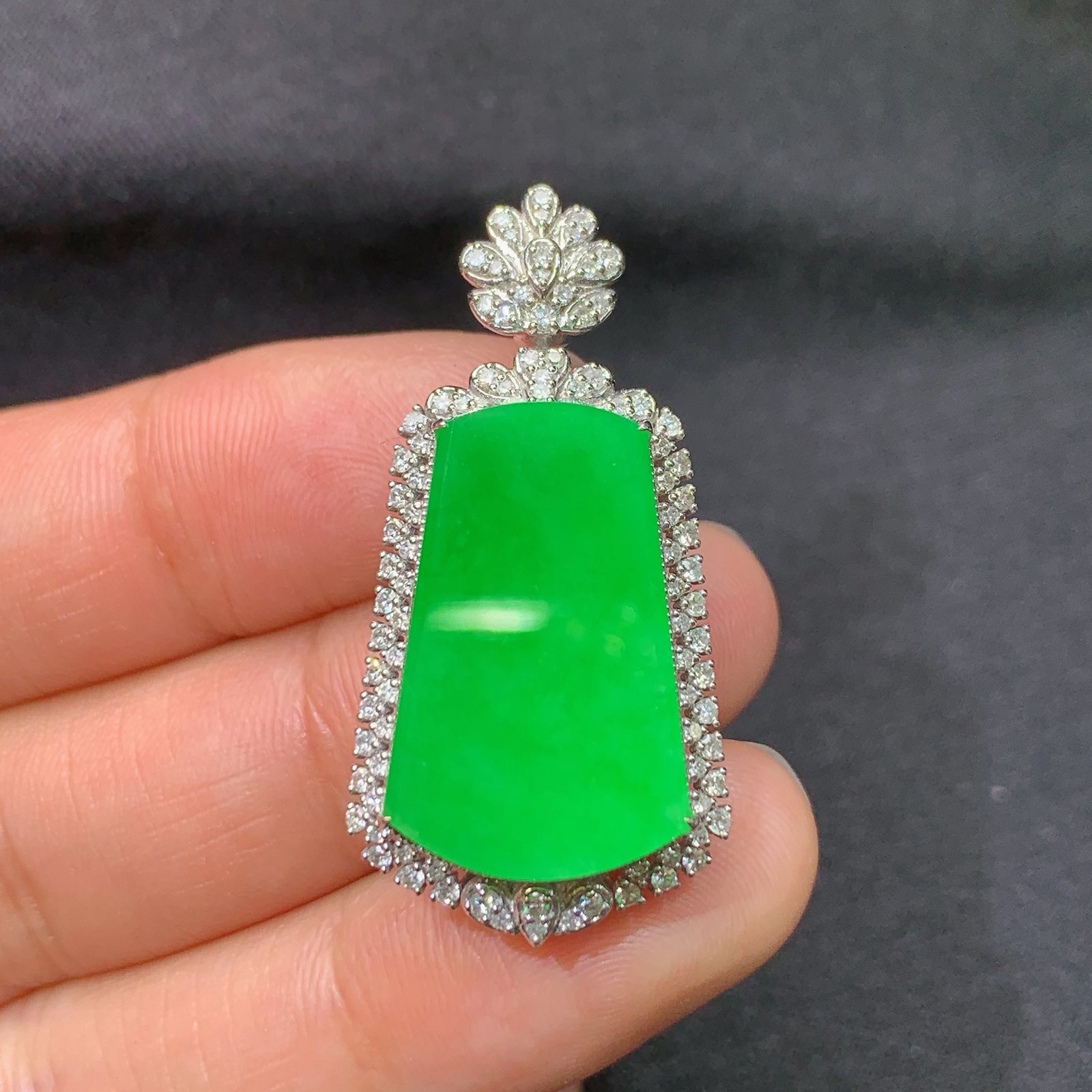 冰阳绿无事牌吊坠，18k金镶嵌，冰润色阳，种水足，Li 尺寸35.7*17.7*10.1