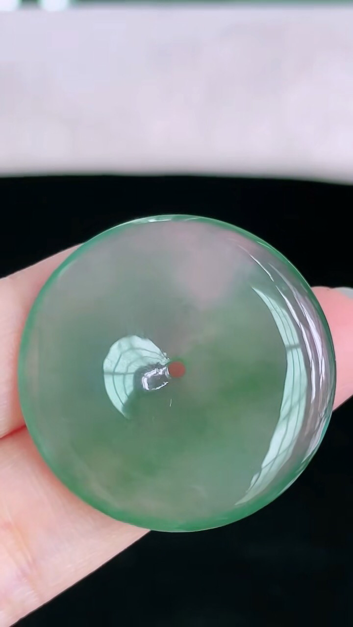 【翡翠名称】老坑种冰晴绿大平安扣吊坠
【翡翠尺寸】直径厚度30.8/4.8mm
【翡翠描述】宝贝种老