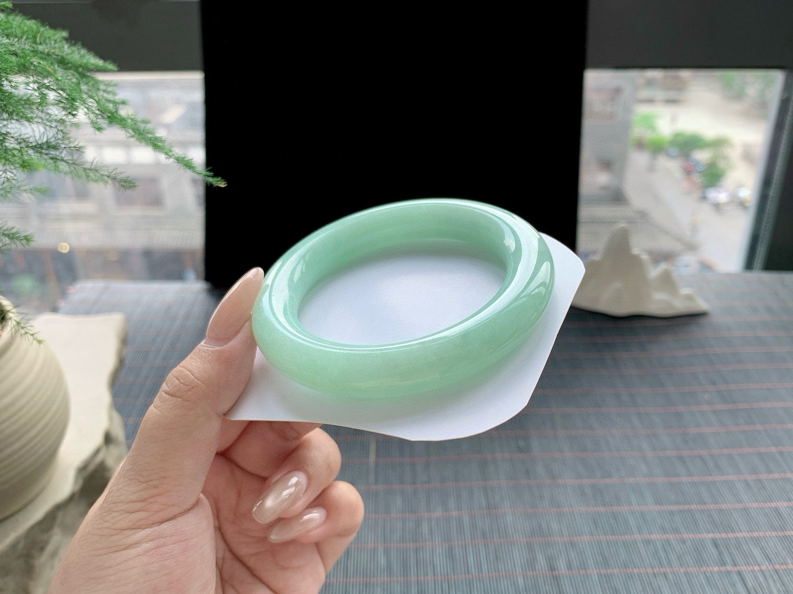 果绿圆条手镯，条形大气
尺寸：53.3-11.3-11.3