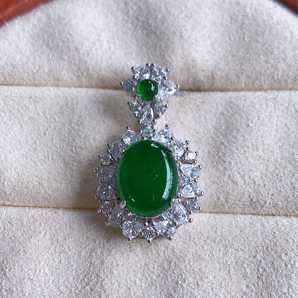 冰润飘绿蛋面翡翠吊坠，925银镶嵌 质地细腻，清秀高雅，饱满圆润  款式大方经典，颜色鲜艳，沁人心脾，高质量精品   W502.28  整体尺寸：24.8-14.5-8mm   裸石尺寸：10-8mm