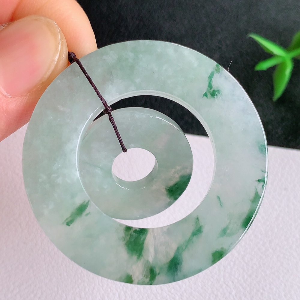 冰润飘花子母平安扣吊坠，厚装饱满，冰润剔透，细腻水足，种质润泽，飘花灵动，佩戴优雅大气，W49.28   尺寸：42.5-3.6mm