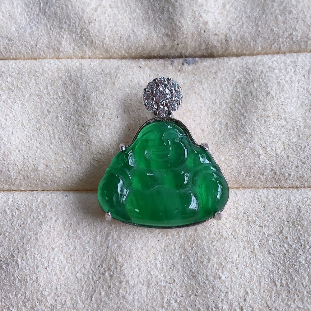 冰润满绿925银镶嵌佛公挂件 玉质细腻  精雕弥勒佛，笑佛福耳垂肩，面相喜庆，开怀大笑，憨态可掬。惟妙惟肖，寓意福禄双全，吉祥美满，笑口常开 W502.28  整体尺寸：19-16.5-4.8mm   裸石尺寸：13.5-16.5mm