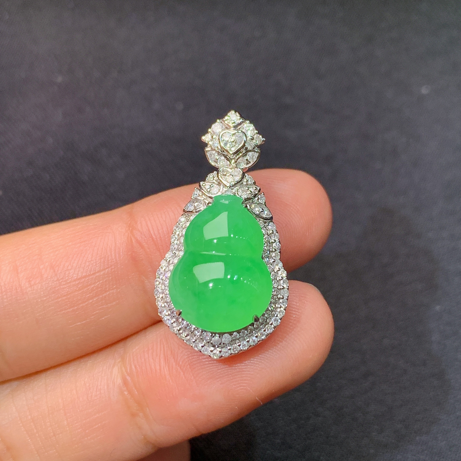 冰阳绿葫芦吊坠，18k金镶嵌，冰润色阳，玉质细腻，种水足，Yh1 尺寸27.1*14.1*9.6