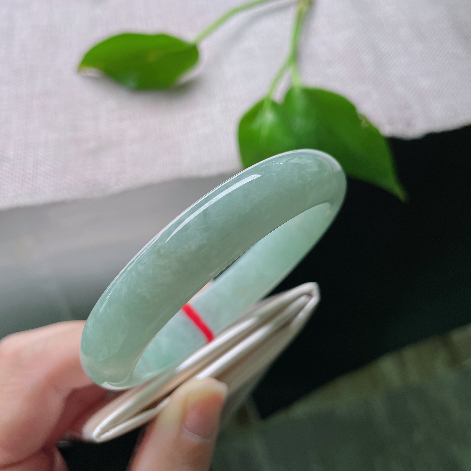 尺寸：56.6/12.3/7.6，绿底正圈，水润，种老，上手显气质，不失优雅，晶体。