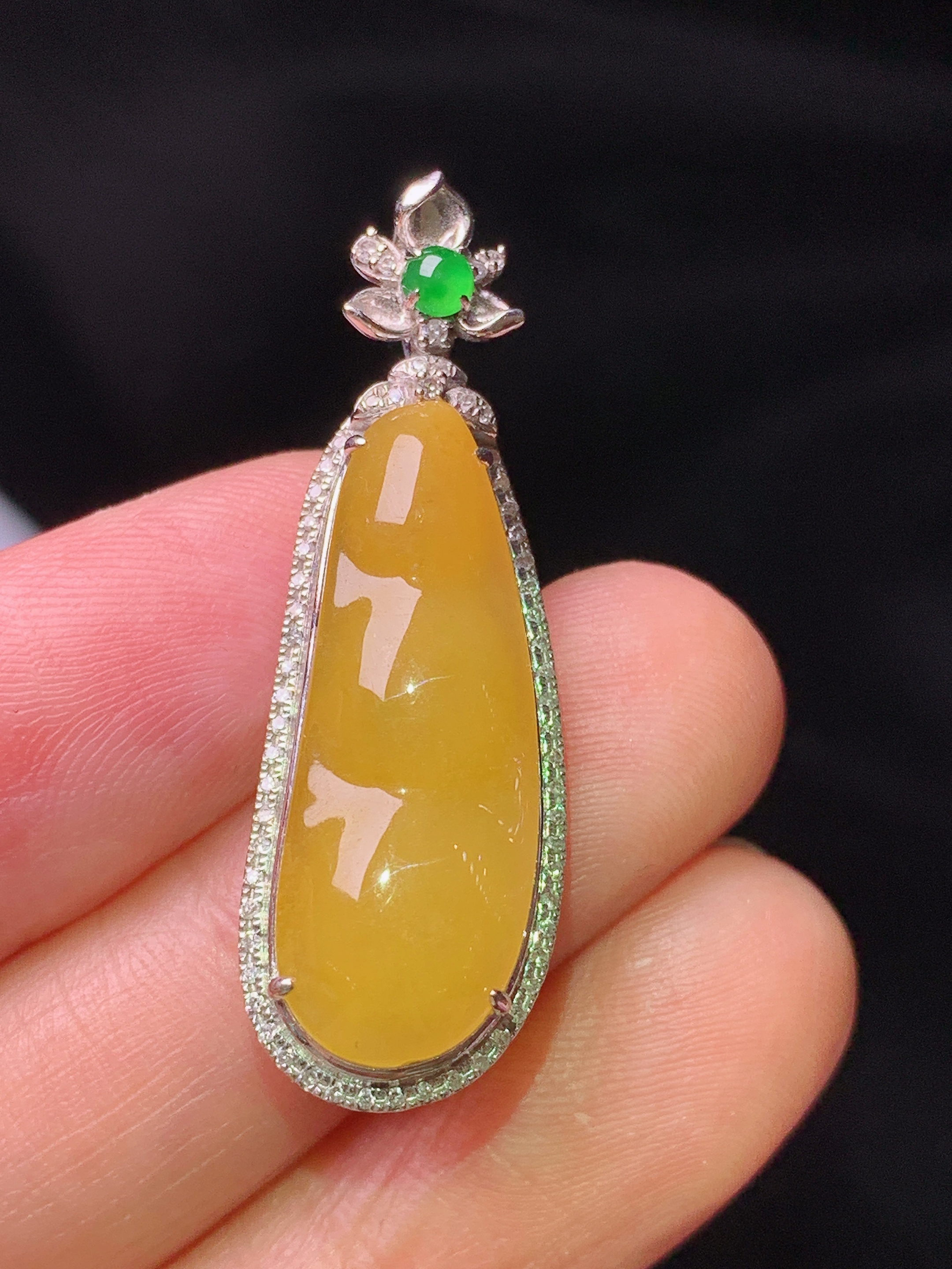 18k金钻镶嵌黄翡四季豆吊坠 玉质细腻 色泽艳丽清新 水润亮眼 整体尺寸35.5*11.8*7.5y4