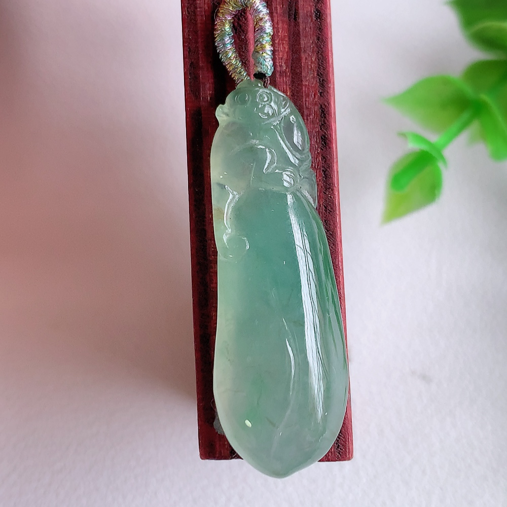 冰润精雕灵猴献瑞翡翠挂件  寓意“灵猴献瑞，多福多寿”天然特色冰绿料子，如此好看，如此美丽～遇到是缘，拥有是福，佩戴效果优雅迷人！无纹裂，性价比超值！W01.28  尺寸：36-12-6.8mm