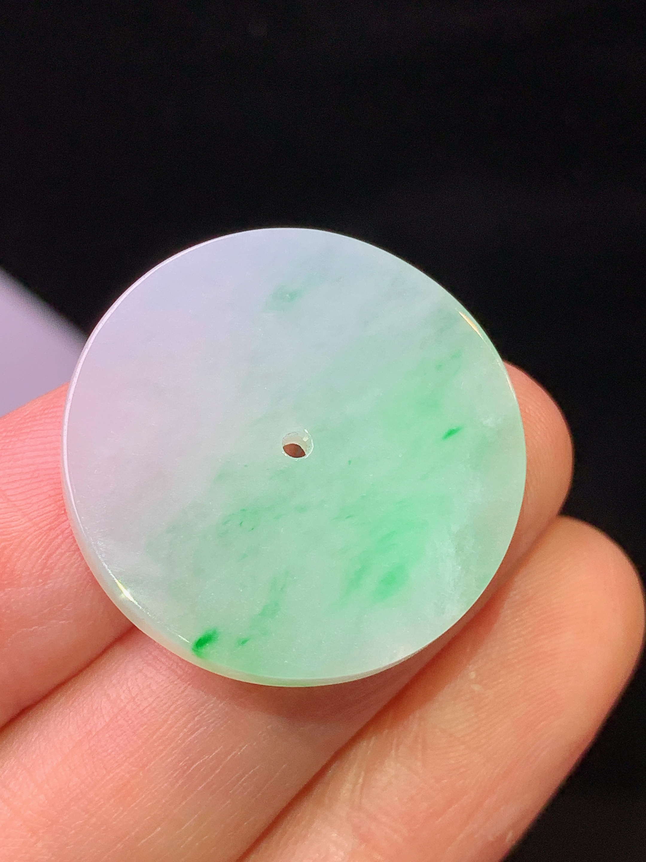 飘绿圆牌吊坠 玉质细腻 色泽艳丽清新 水润亮眼 整体尺寸25.2*3L2
