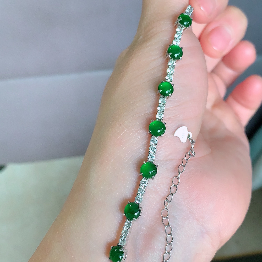 冰润满绿翡翠圆珠手链，水水润润，珠圆玉润，颜色鲜艳，妙明清净，清秀高雅，佩戴效果优雅迷人！性价比超值