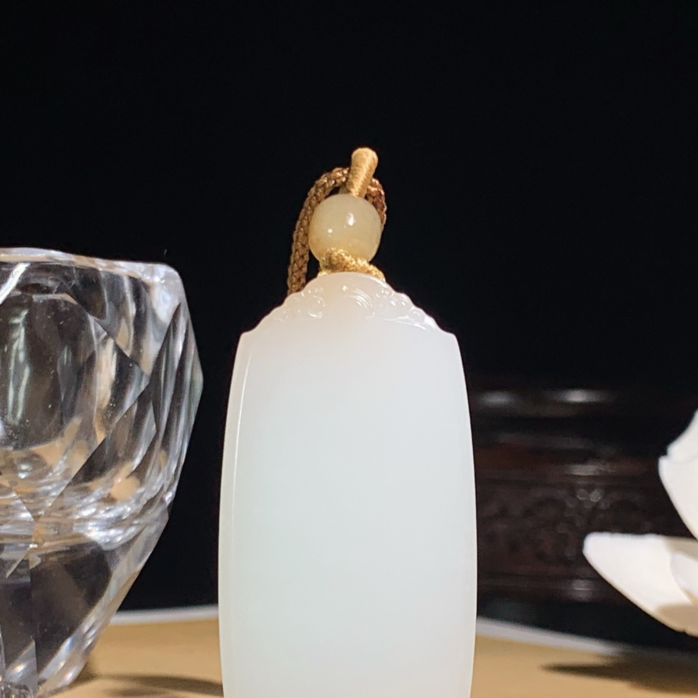 新疆和田玉且末糖平安无事牌挂件。尺寸44/24/10重26克 玉质细腻油润 底色纯净 脂粉好，品质好。lt260330