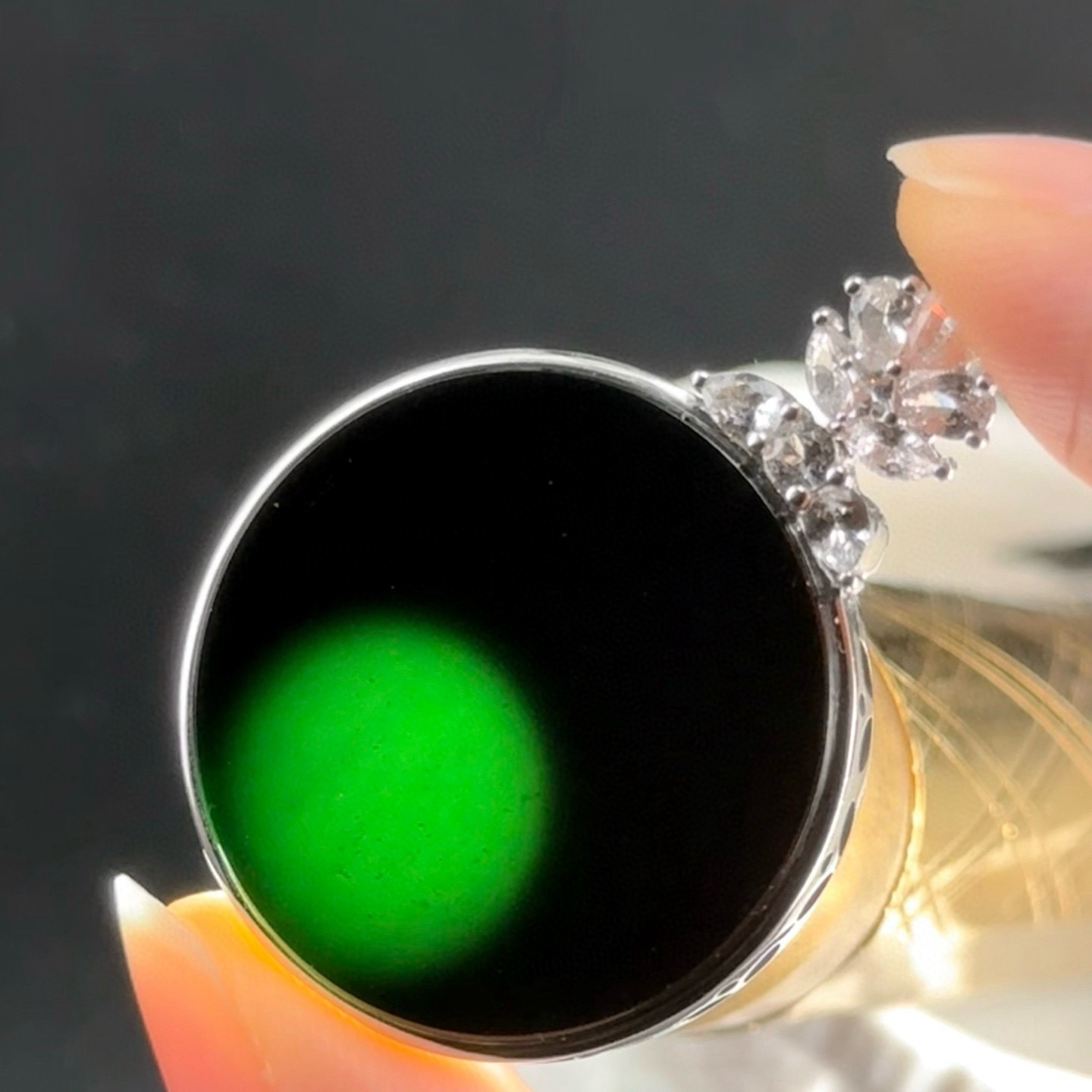 精品18k墨翠圆牌吊坠 种好色正 黑度极好 打灯通透 油性十足 尺寸37.8