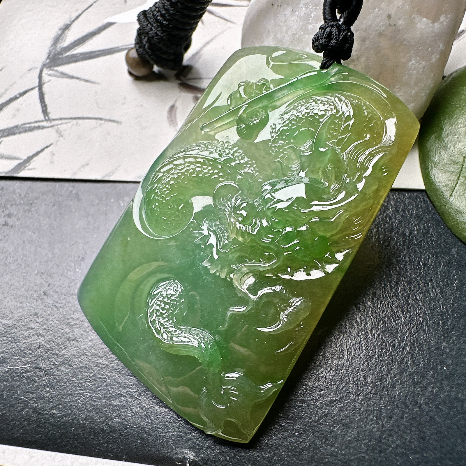 【冰种黄加绿龙牌】冰润细腻，冰感好，质地很不错。雕工精细，佩戴效果好，背面一刀切