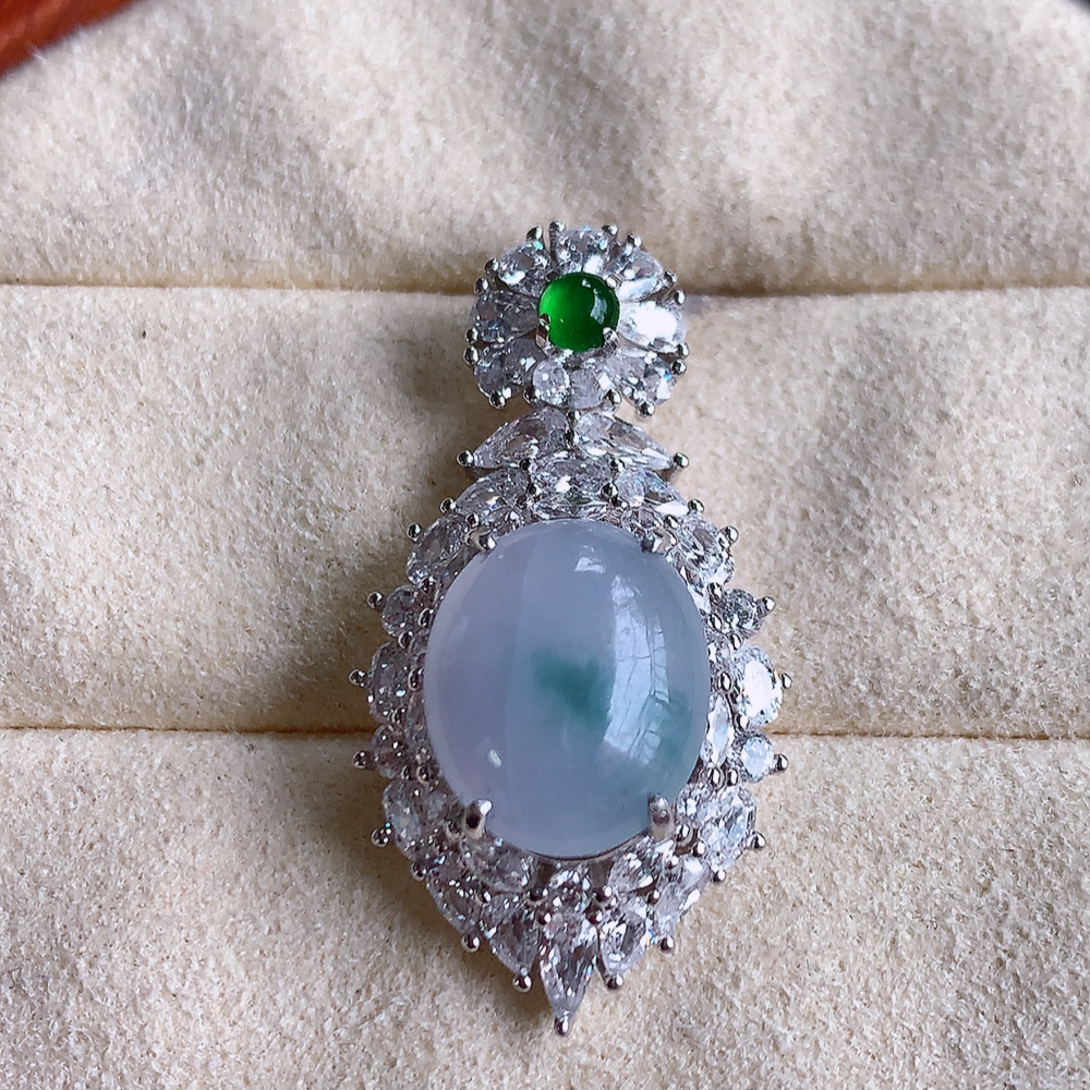 冰润紫罗兰蛋面翡翠吊坠，925银镶嵌  质地细腻，清秀高雅，饱满圆润  款式大方经典，颜色鲜艳，沁人心脾，高质量精品   W502.28  整体尺寸：30-16-9.3mm   裸石尺寸：12-10mm