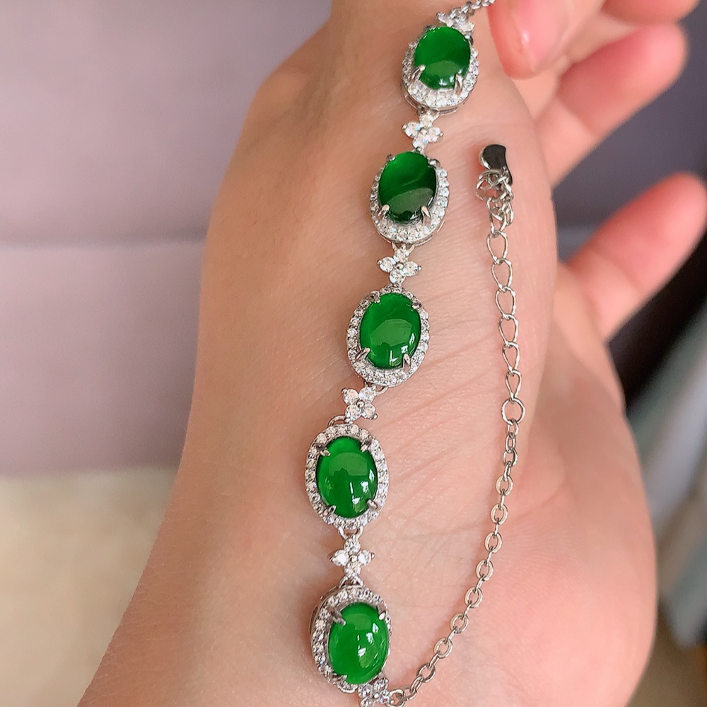 冰润满绿翡翠蛋面手链，水水润润，珠圆玉润，颜色鲜艳，妙明清净，清秀高雅，佩戴效果优雅迷人！性价比超值