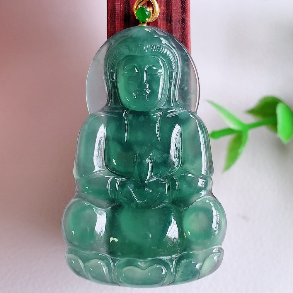 18k金扣冰润精雕观音吊坠，法相端庄大气，工艺精湛，种色浓郁，细腻饱满冰润，种老水足，收藏佳品，佩戴