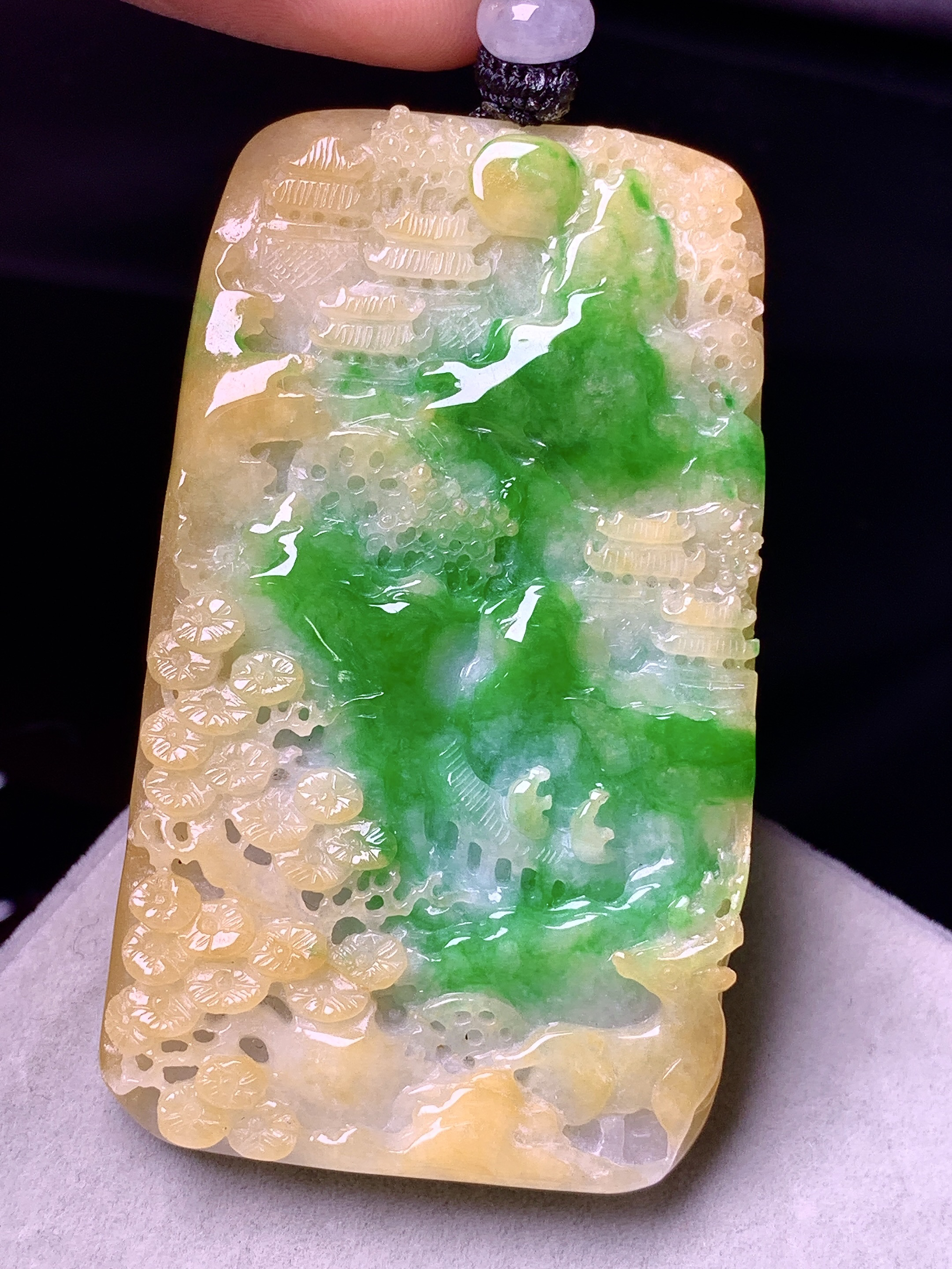 黄绿山水牌子吊坠 玉质细腻 色泽艳丽清新 水润亮眼 整体尺寸60.5*34.8*7.2w1