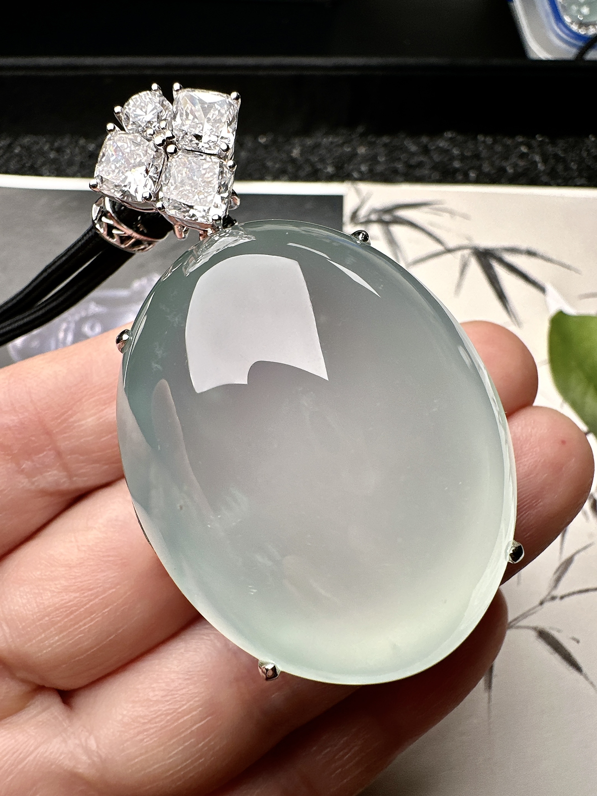 【冰种天空蓝大蛋面】鸽子蛋，珍藏品，晶莹剔透，起强荧光，冰润动人。18k金钻镶嵌，裸石尺寸43*35*18.2毫米