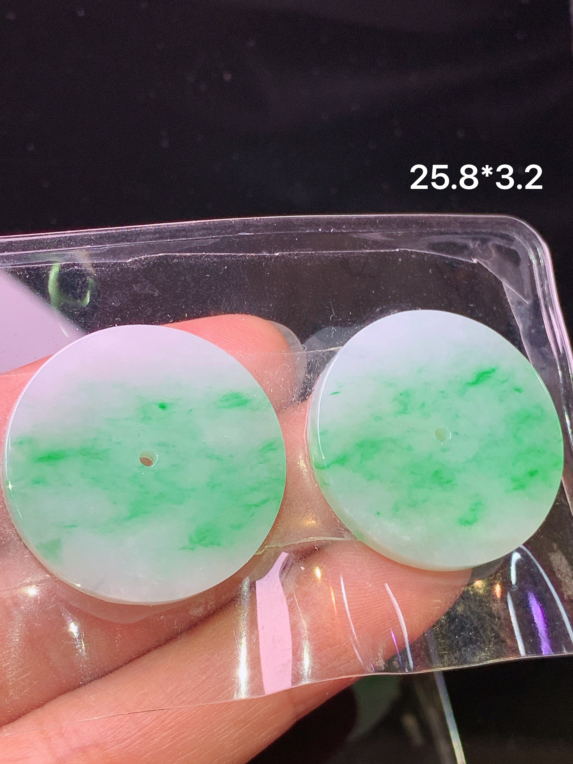 飘绿圆牌一对 玉质细腻 色泽艳丽清新 水润亮眼 整体尺寸25.8*3.2L2