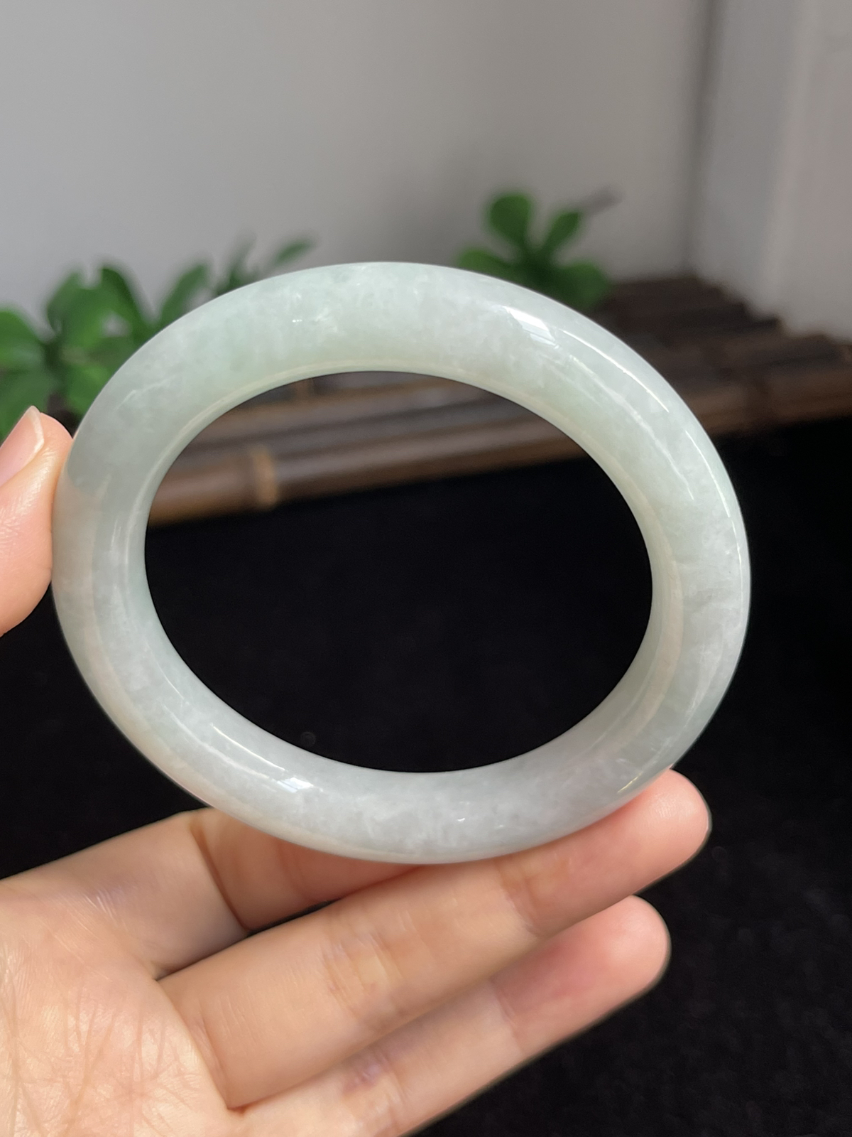 圆镯54圈口，翡翠糯化种白色手镯