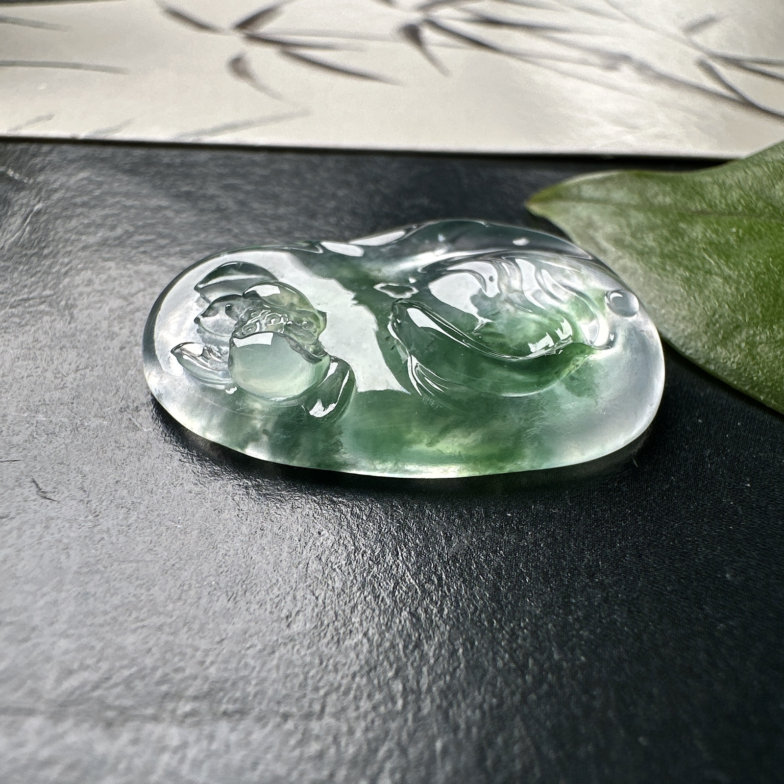 【玻璃种飘绿花鱼】年年有余，如鱼得水，力争上游。种水上乘，冰润通透，种老起强胶感强荧光，纯净清澈，冰感十足