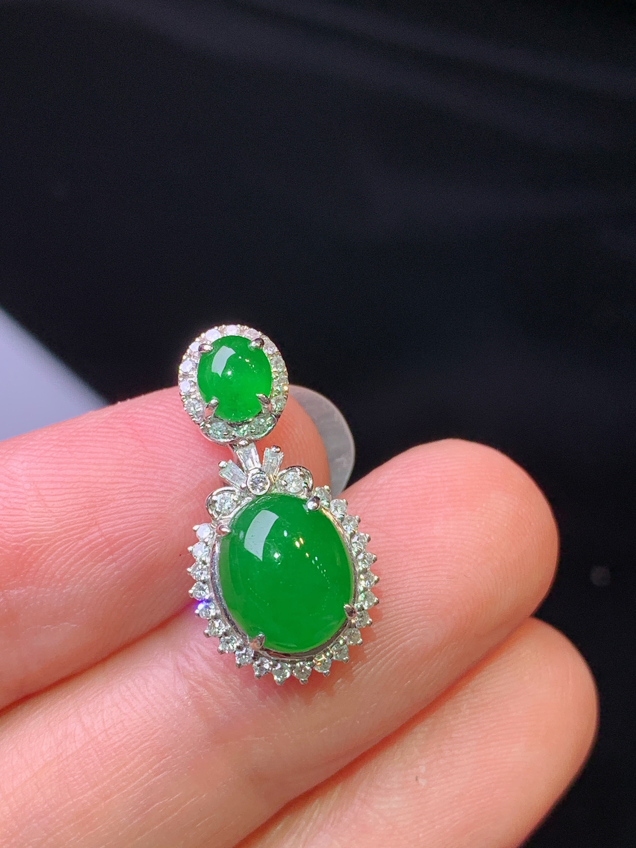 18k金钻镶嵌满绿蛋面吊坠 玉质细腻 色泽艳丽清新 水润亮眼 整体尺寸20.6*10.8*7.3b2