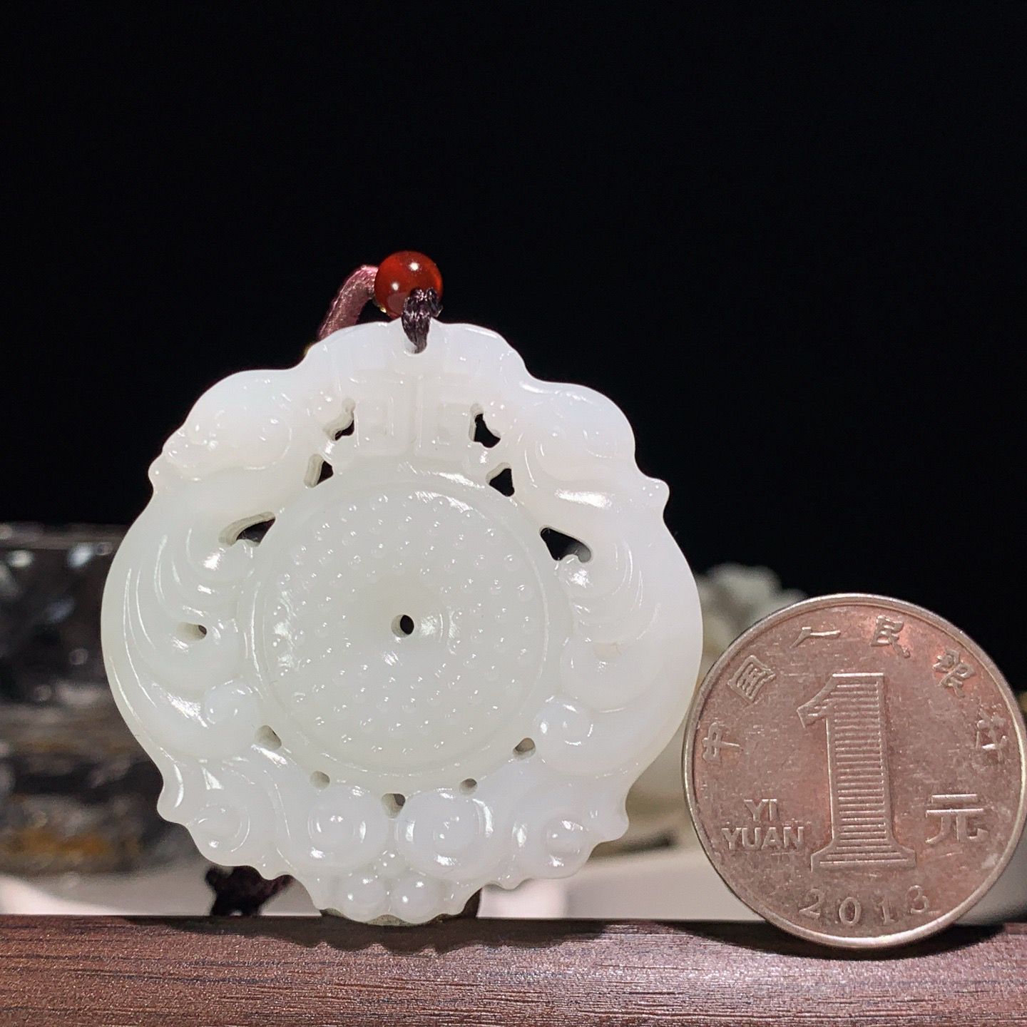 新疆和田玉仿古龙凤挂件。尺寸43/10重38克 玉质细腻油润 底色纯净 脂粉好，品质好。lt260330